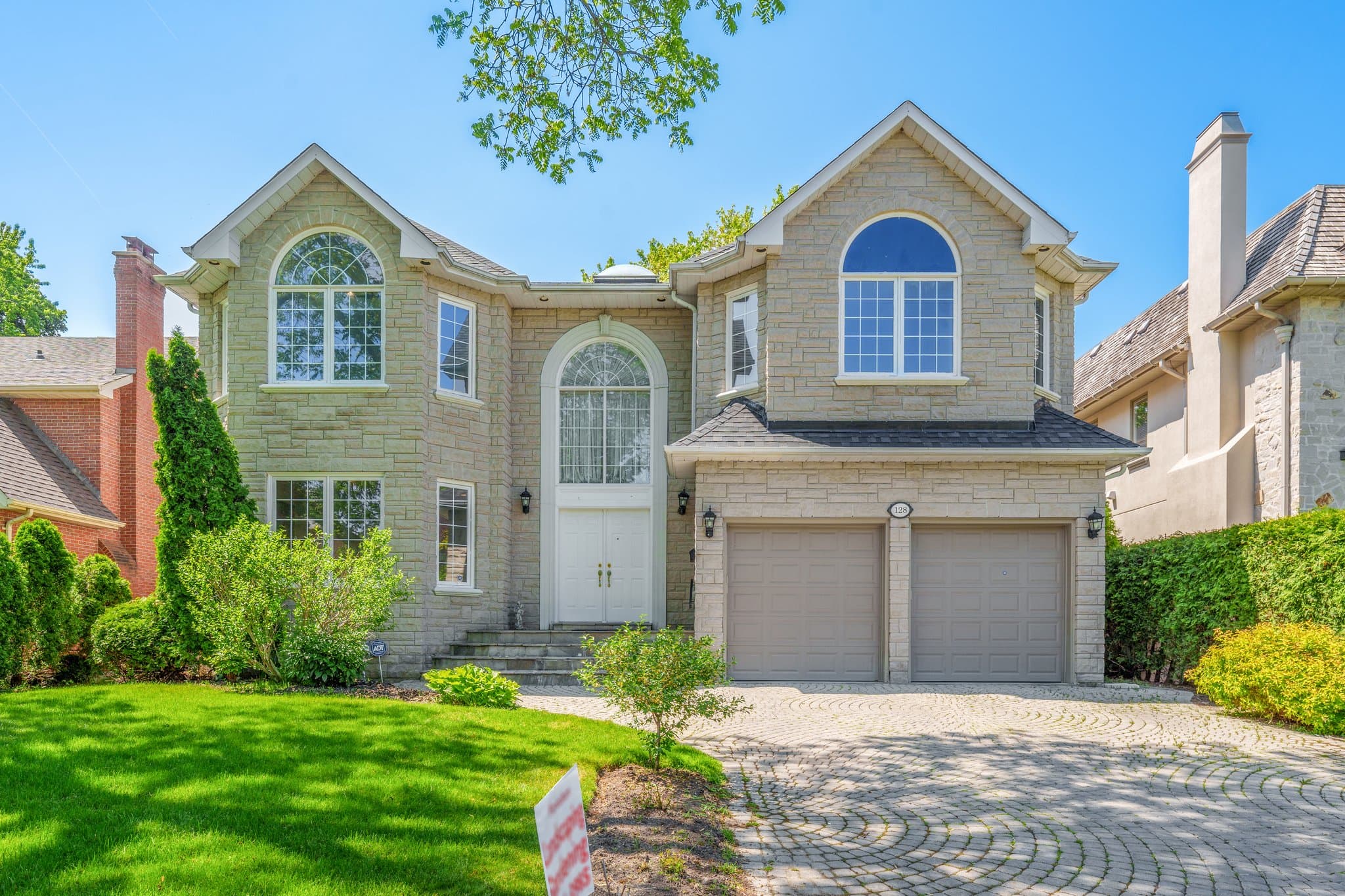 128 Yorkminster Rd Toronto, ON M2P 1M6
