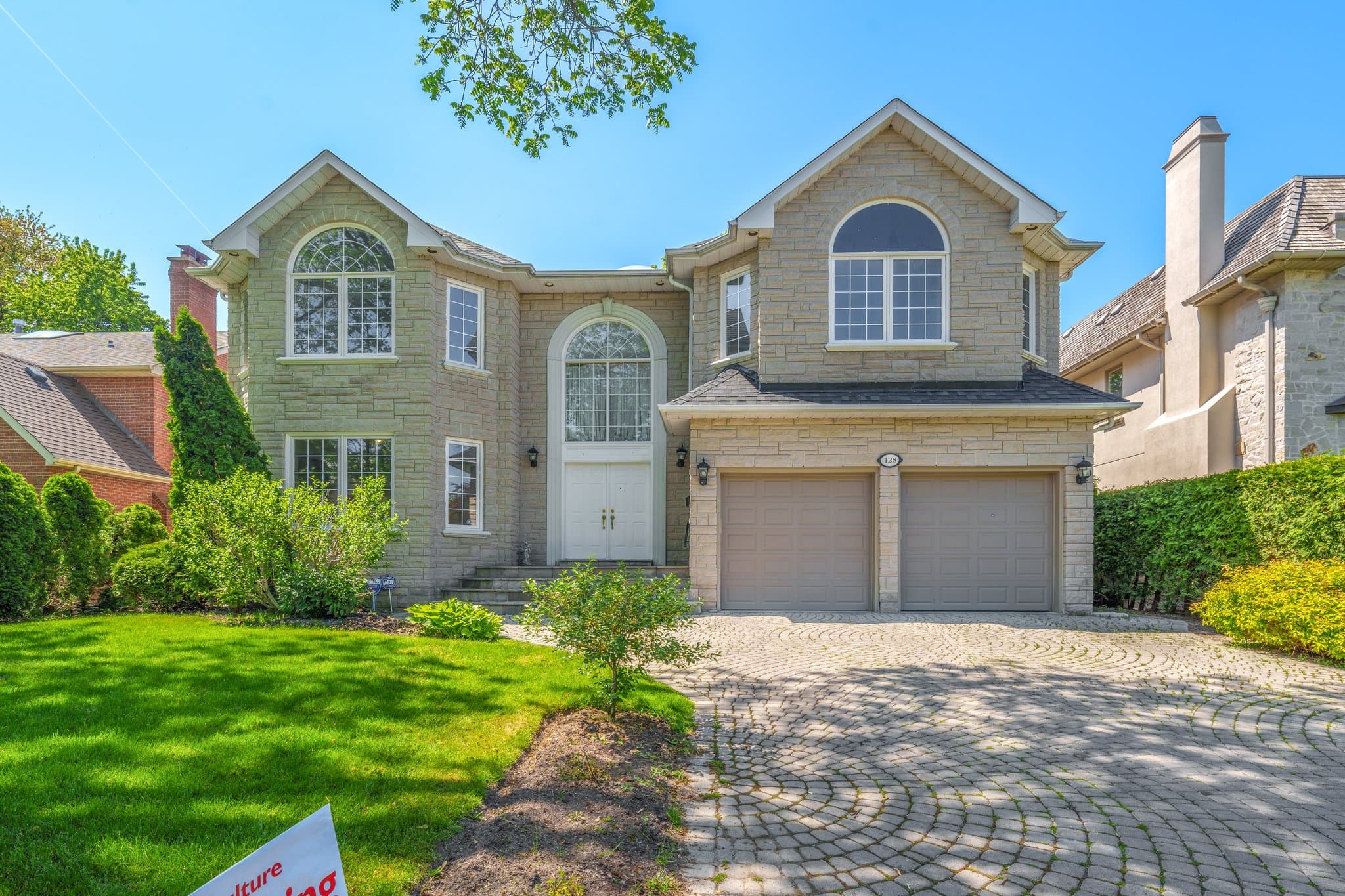 128 Yorkminster Rd Toronto, ON M2P 1M6
