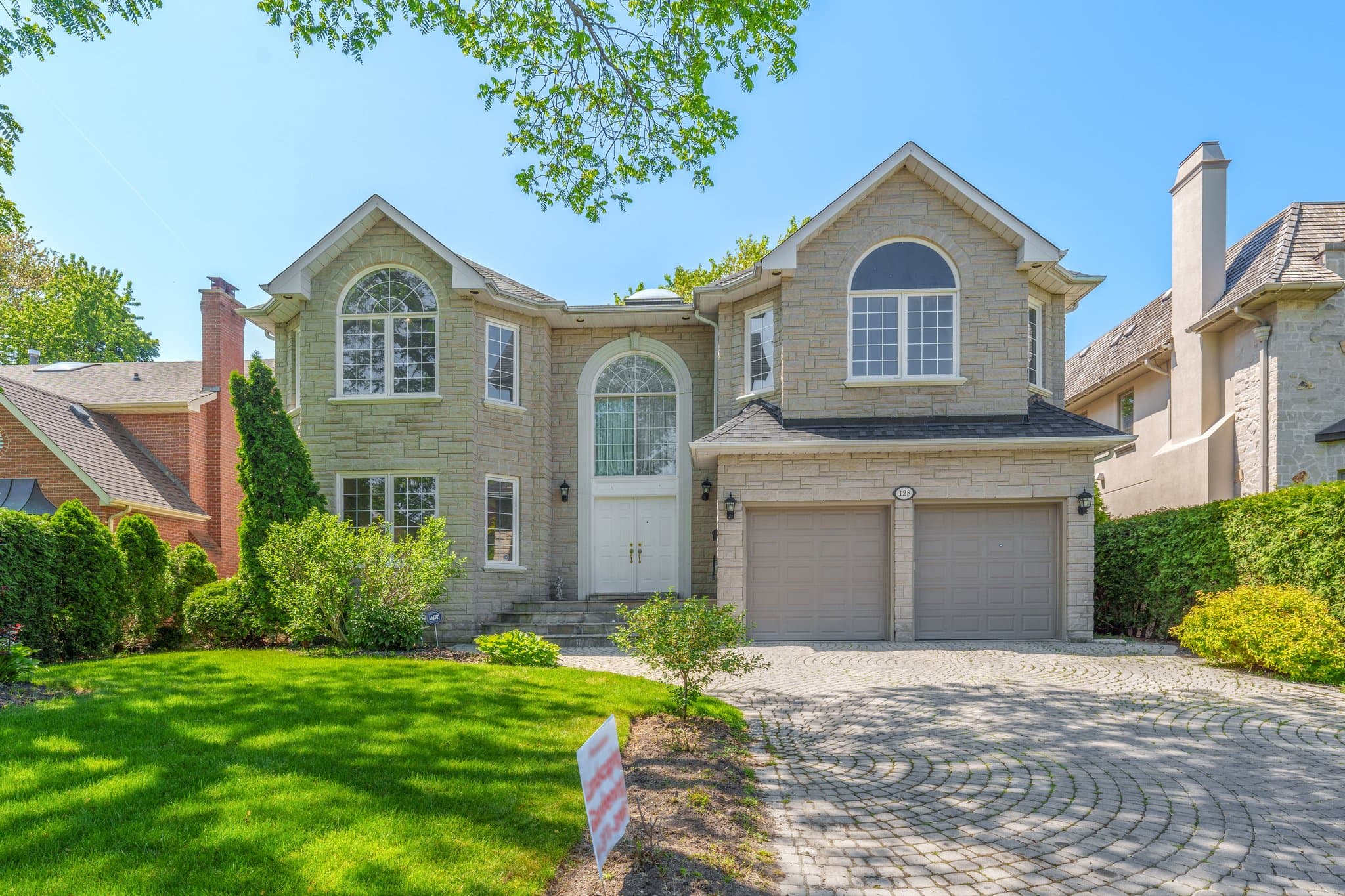 128 Yorkminster Rd Toronto, ON M2P 1M6