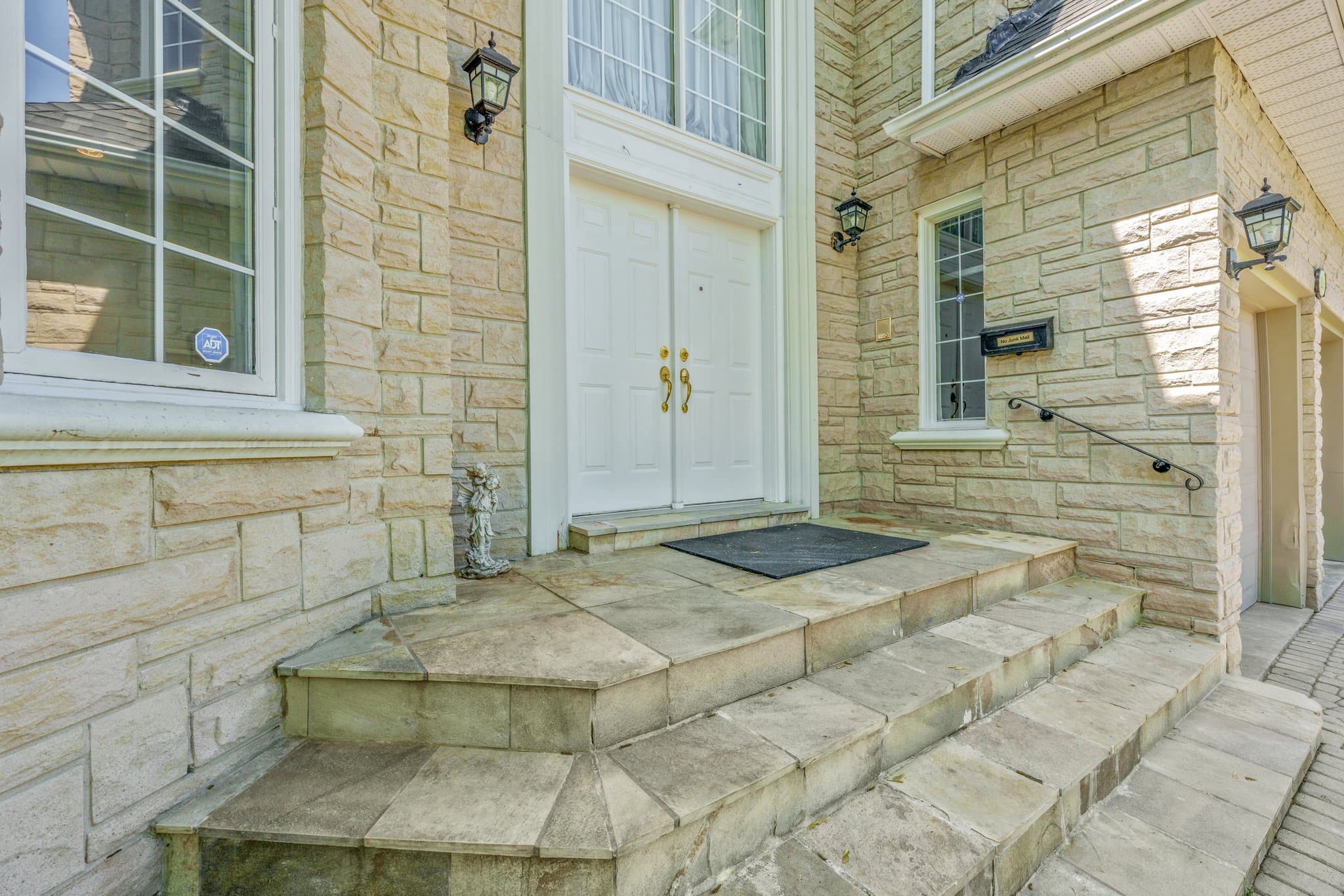 128 Yorkminster Rd Toronto, ON M2P 1M6