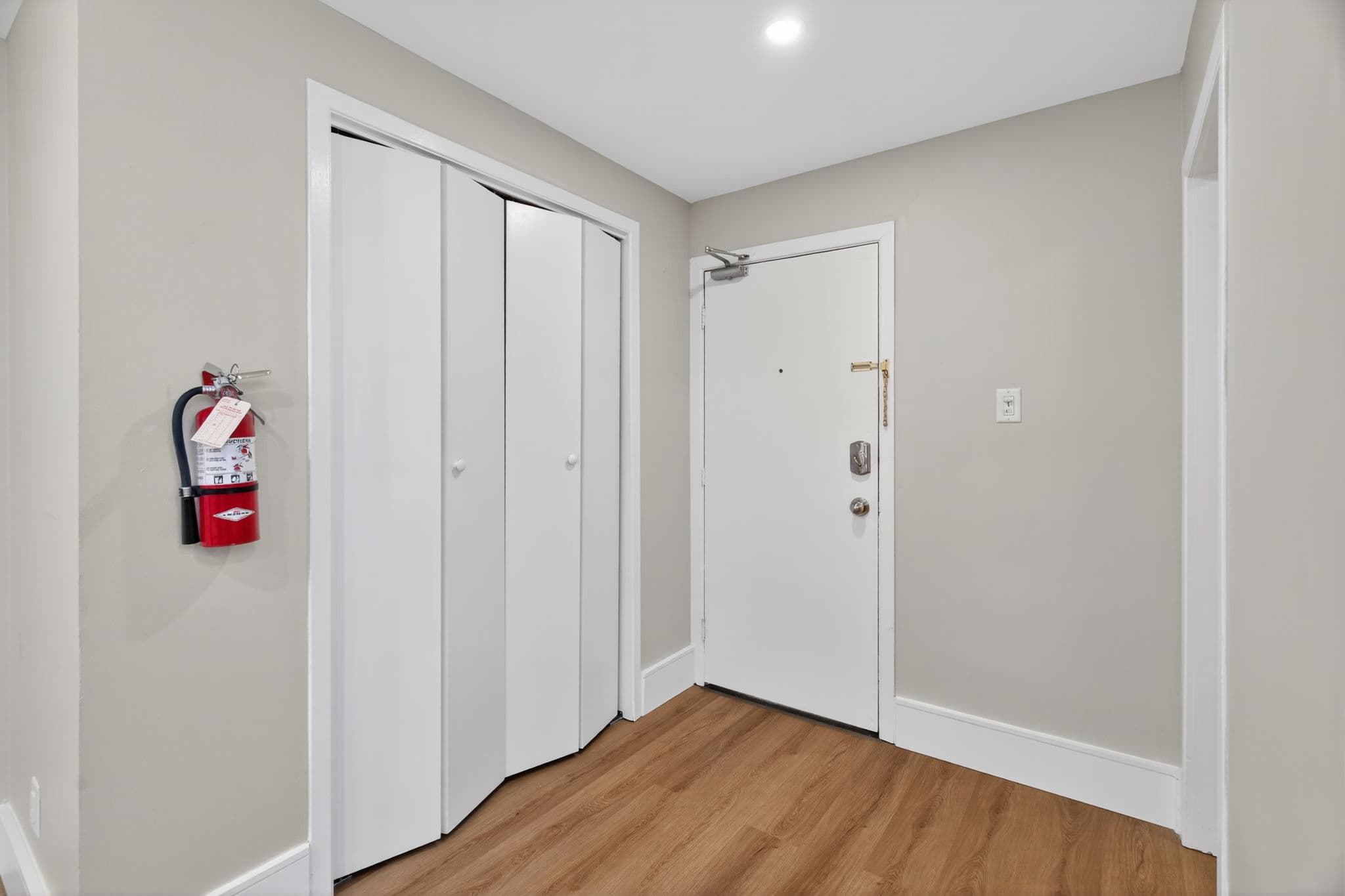 131 Lakeshore Rd E Oakville, ON L6J 1H3