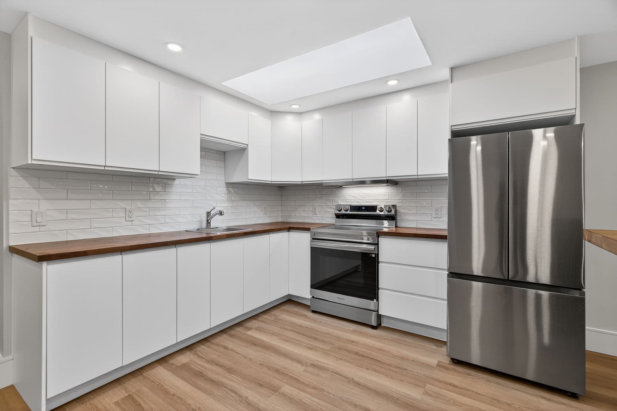 131 Lakeshore Rd E Oakville, ON L6J 1H3