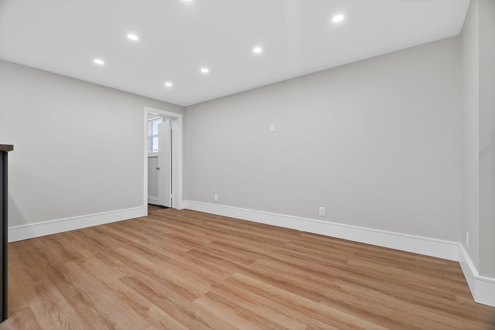 131 Lakeshore Rd E Oakville, ON L6J 1H3