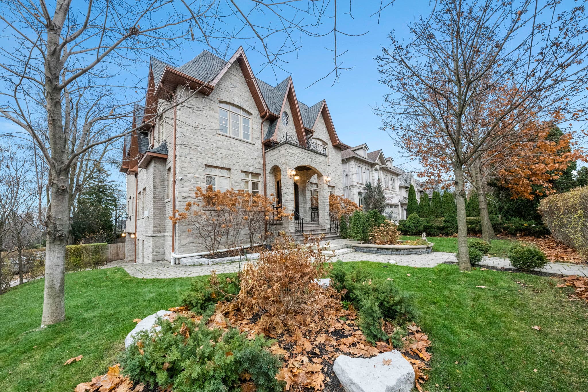 139 Beechwood Ave Toronto, ON M2L 1J9