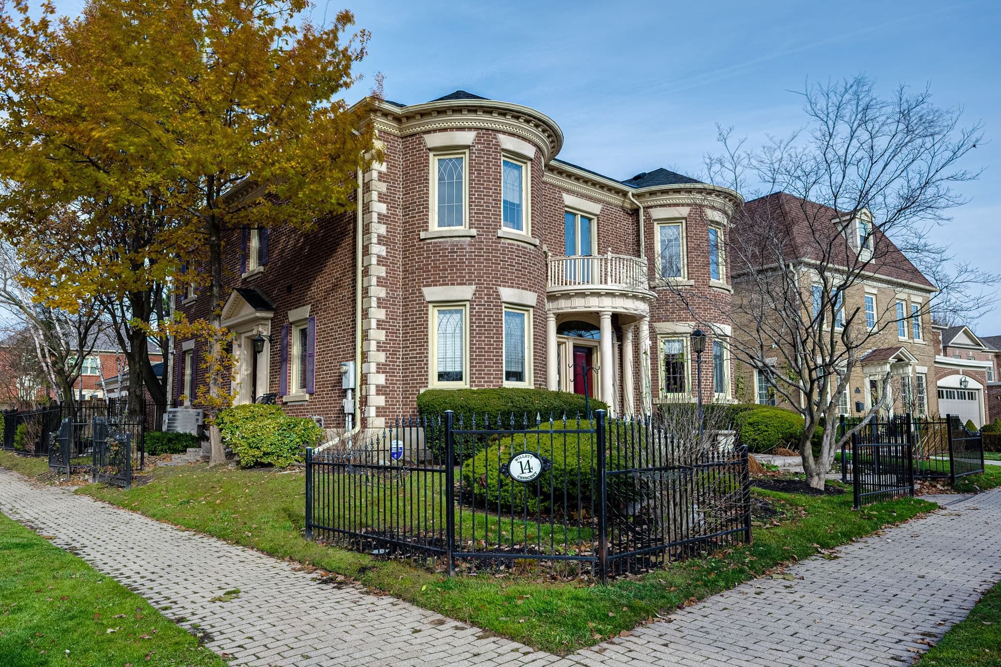 14 Willett Crescent Richmond Hill, ON L4C 7W3