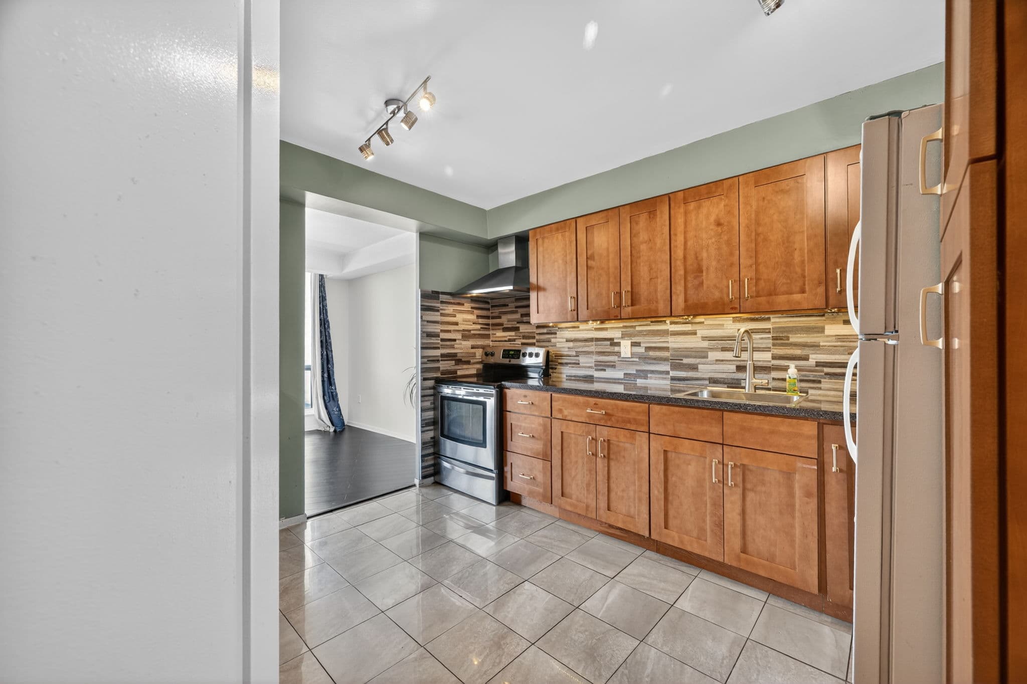 150 Neptune Dr Toronto, ON M6A 2Y9