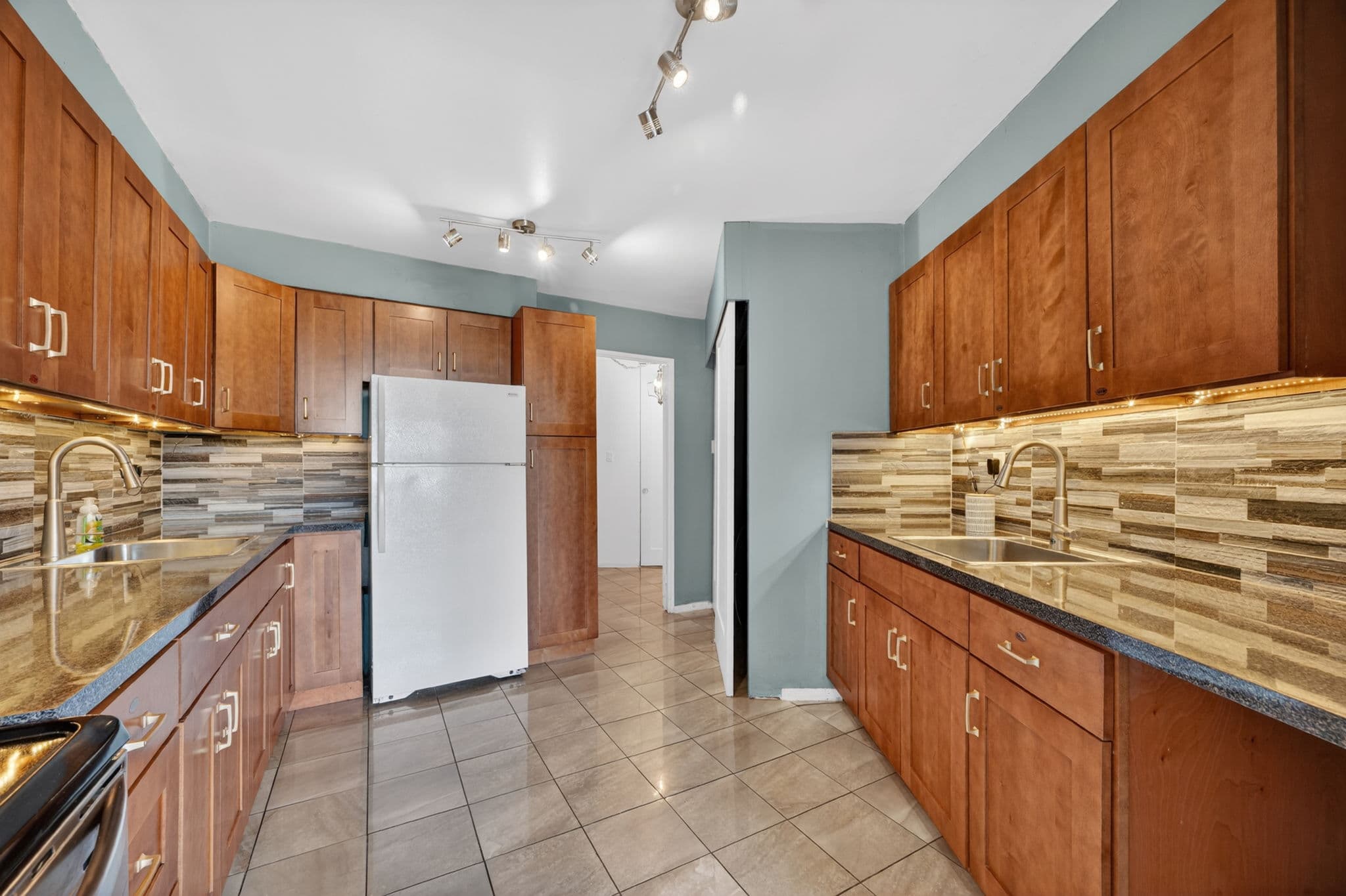 150 Neptune Dr Toronto, ON M6A 2Y9