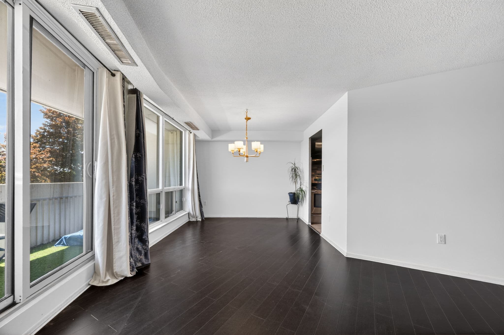 150 Neptune Dr Toronto, ON M6A 2Y9