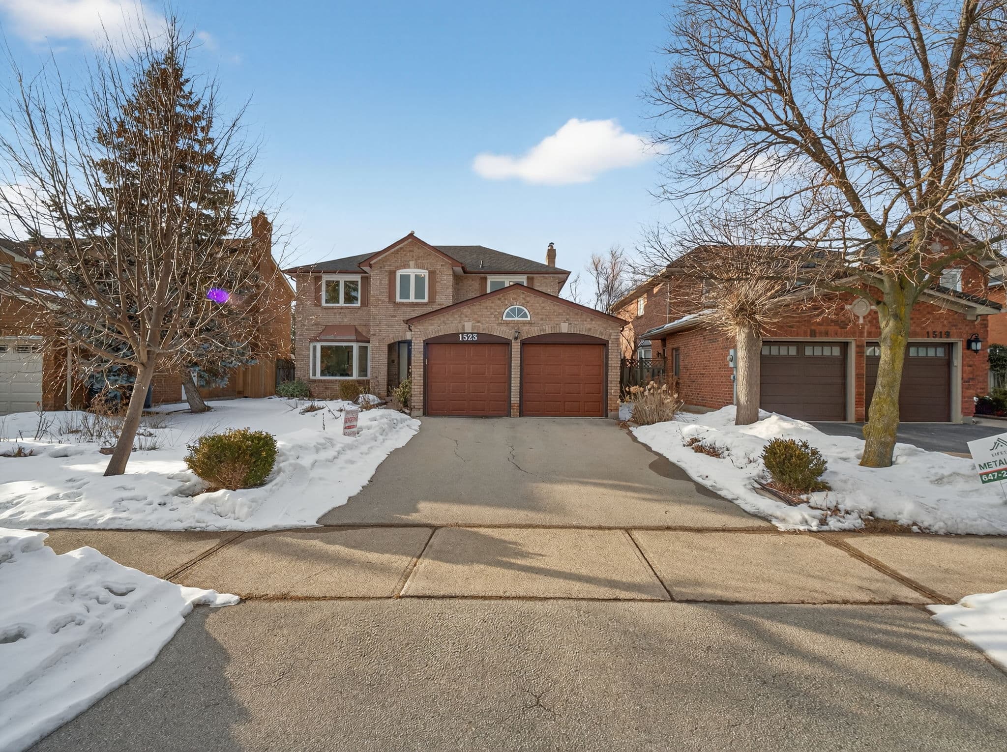 1523 Stoneybrook Trail Oakville, ON L6M 2P7