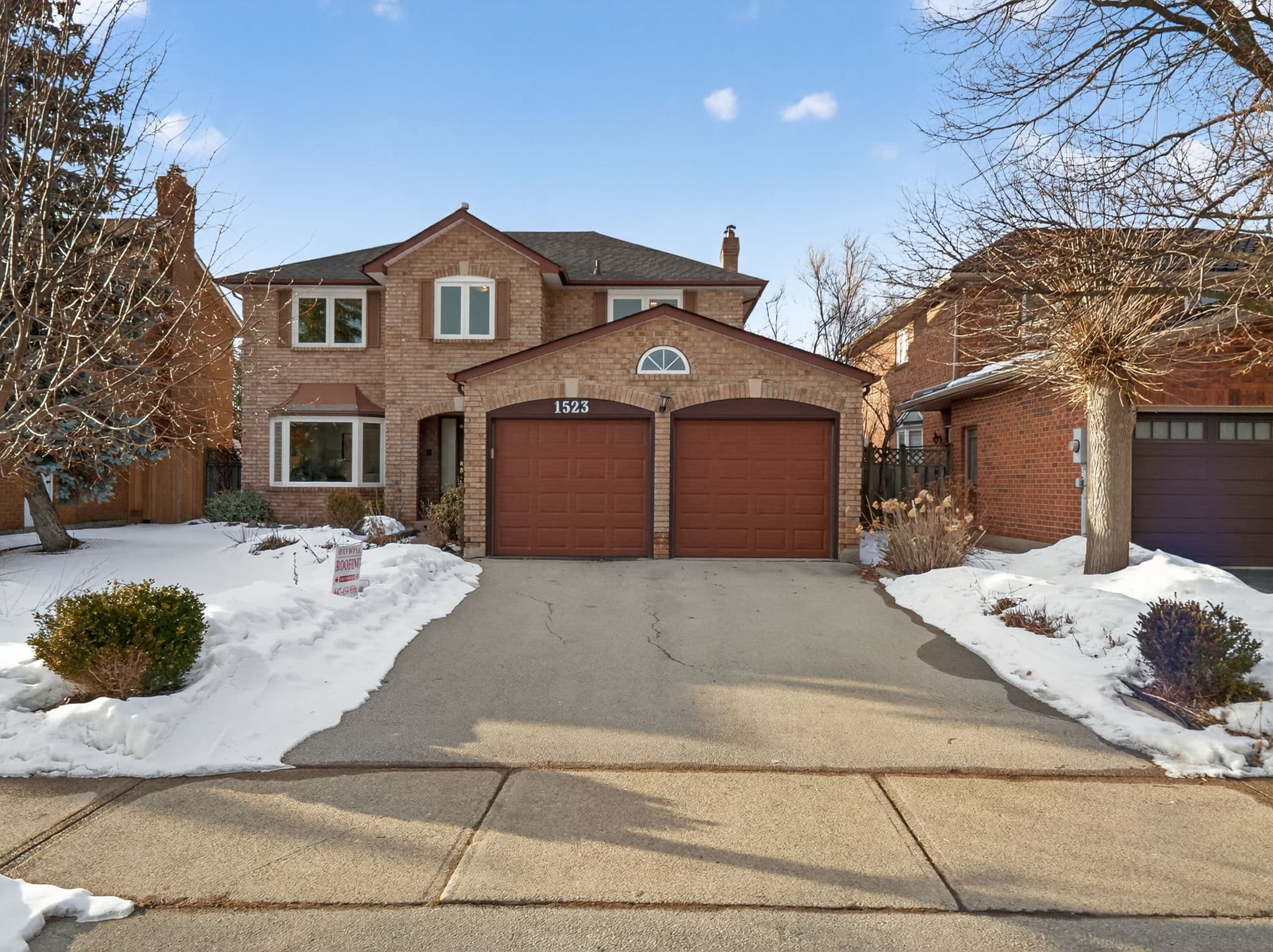 1523 Stoneybrook Trail Oakville, ON L6M 2P7