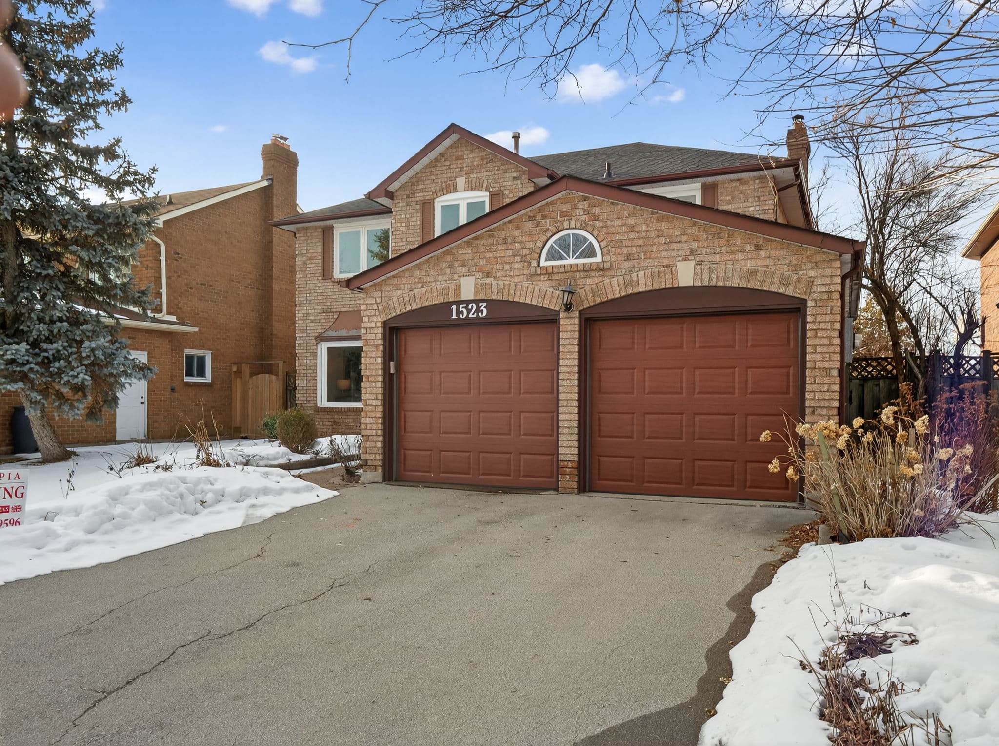 1523 Stoneybrook Trail Oakville, ON L6M 2P7