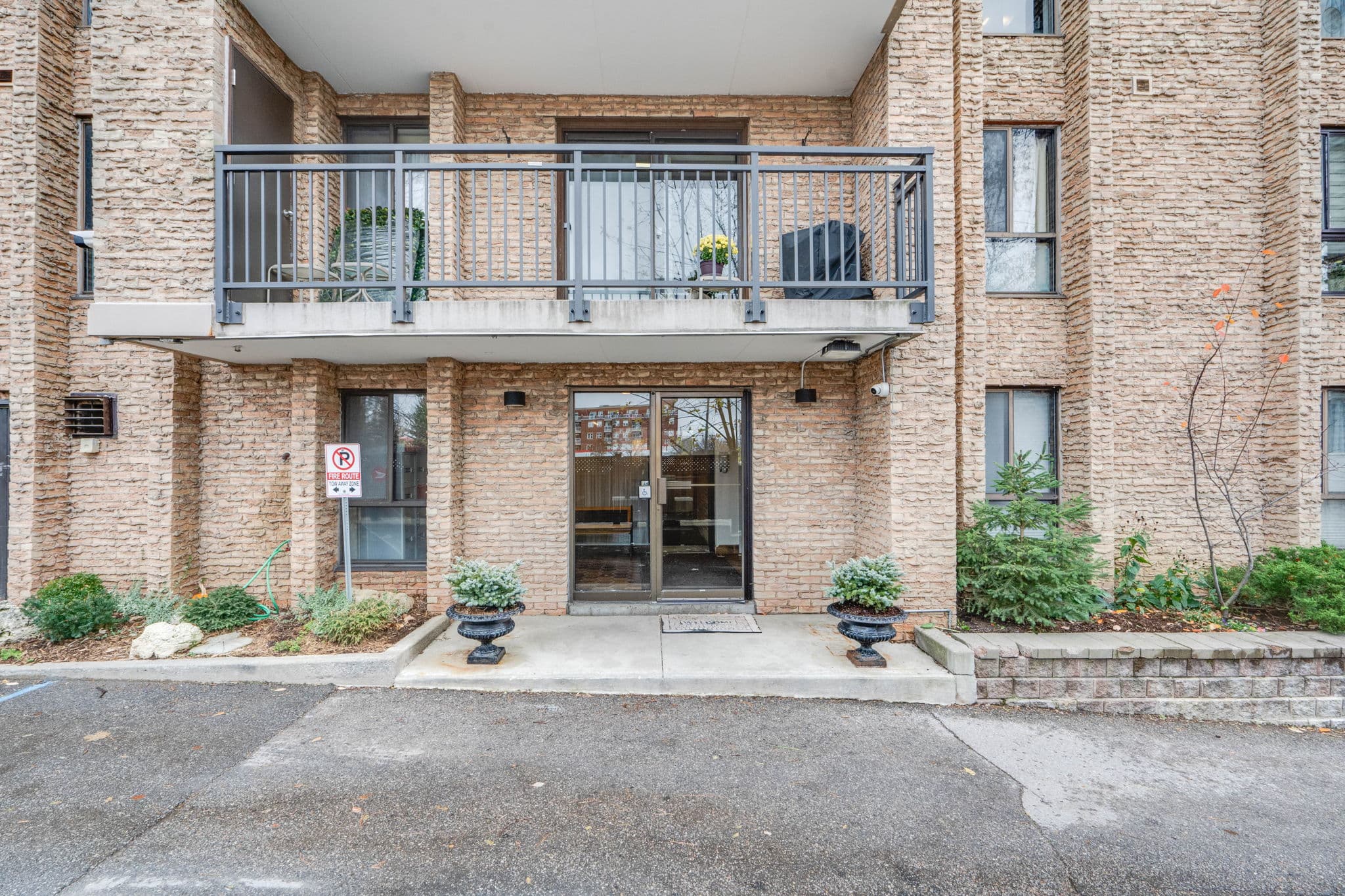15390 Yonge St Unit 401 Aurora, ON L4G 1N8
