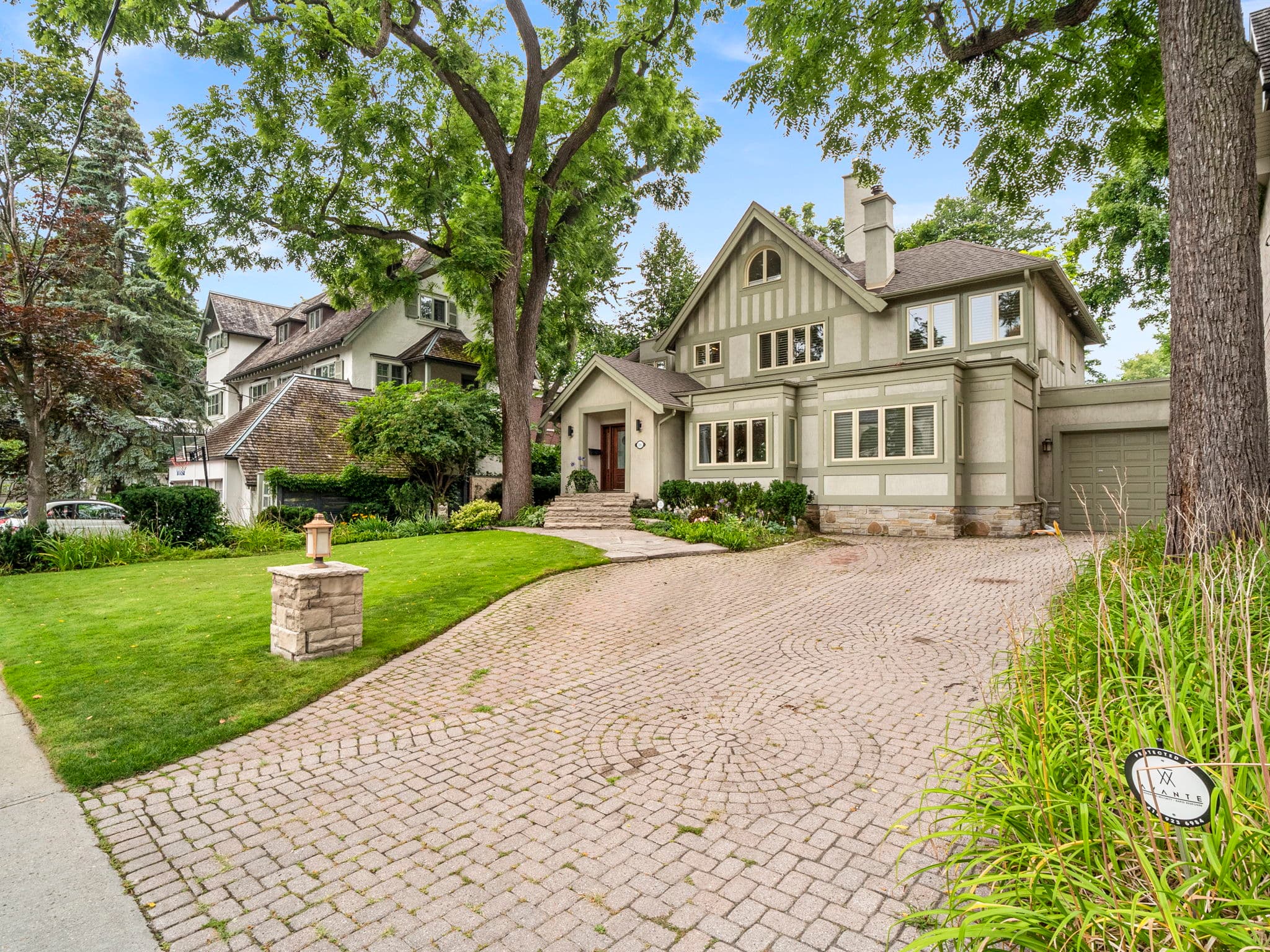 16 Clarendon Ave Toronto, ON M4V 1H9