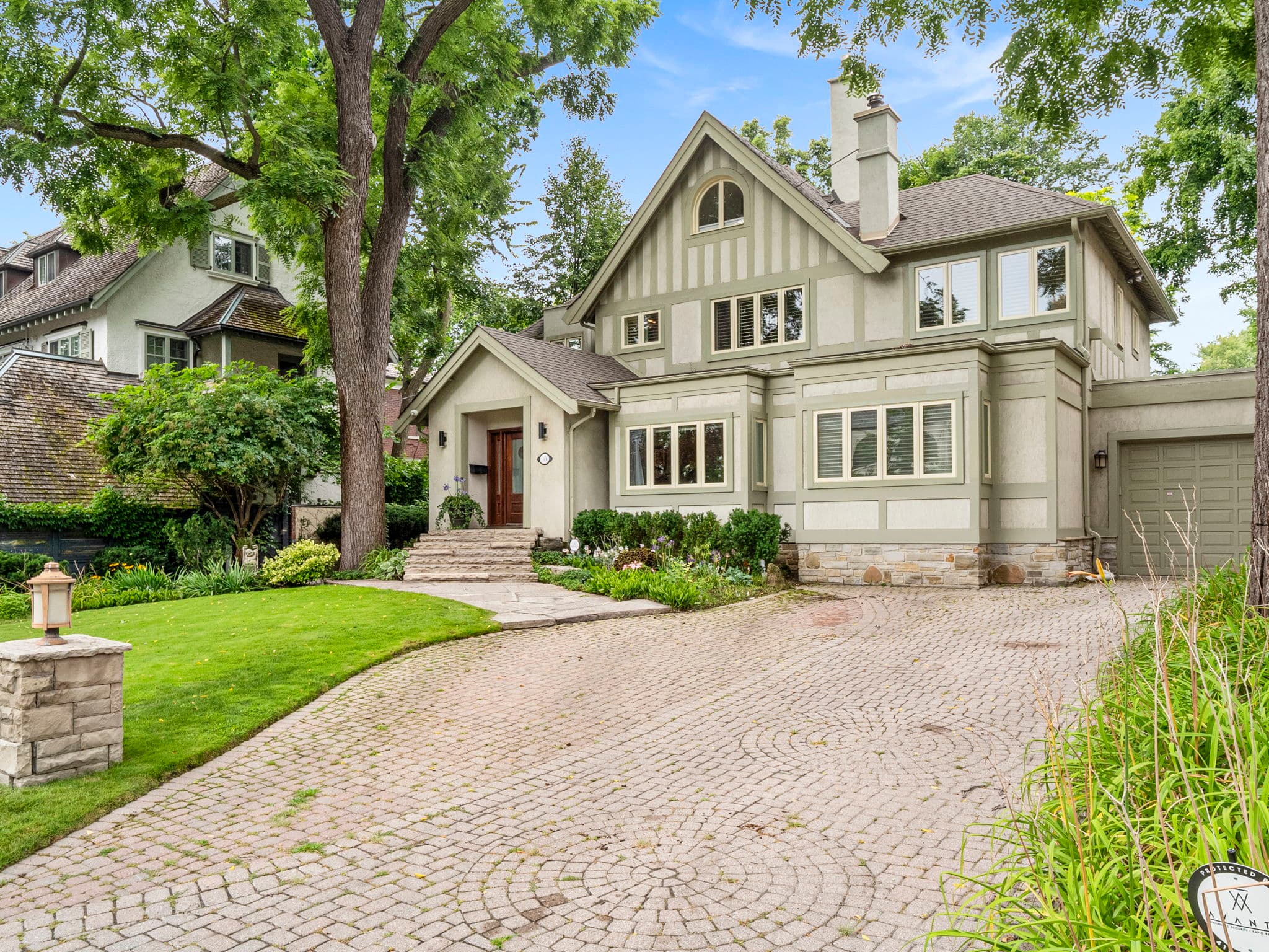 16 Clarendon Ave Toronto, ON M4V 1H9