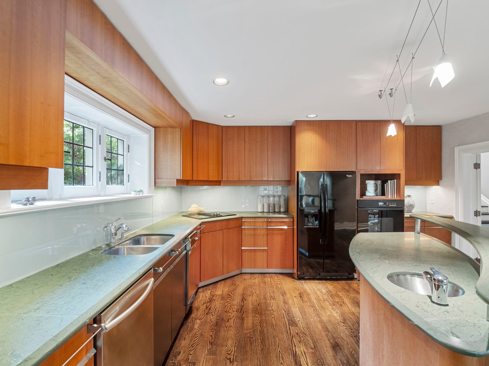 16 Highland Ave Toronto, ON M4W 2A3