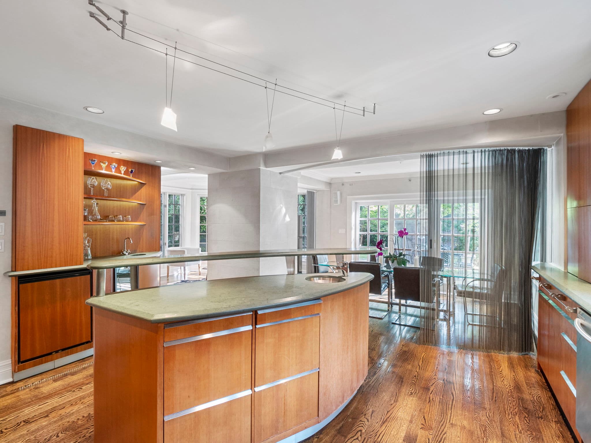 16 Highland Ave Toronto, ON M4W 2A3