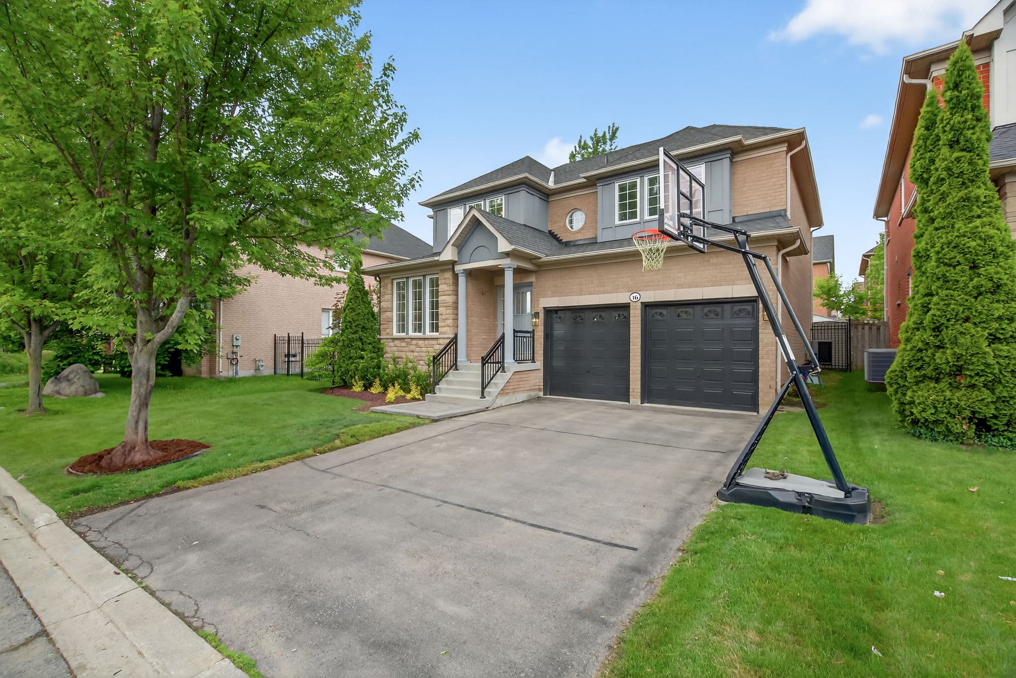 16 Moraine Ridge Dr Richmond Hill, ON L4E 4S8