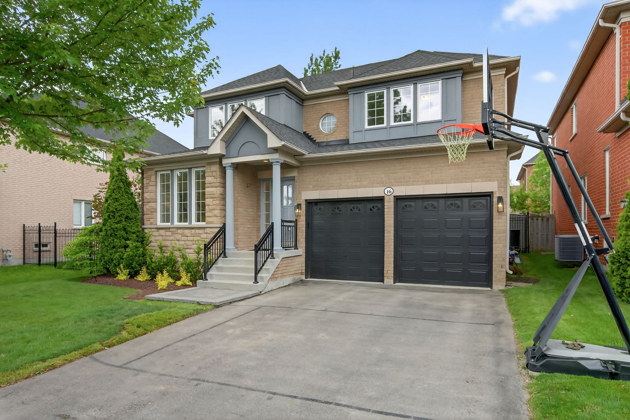16 Moraine Ridge Dr Richmond Hill, ON L4E 4S8