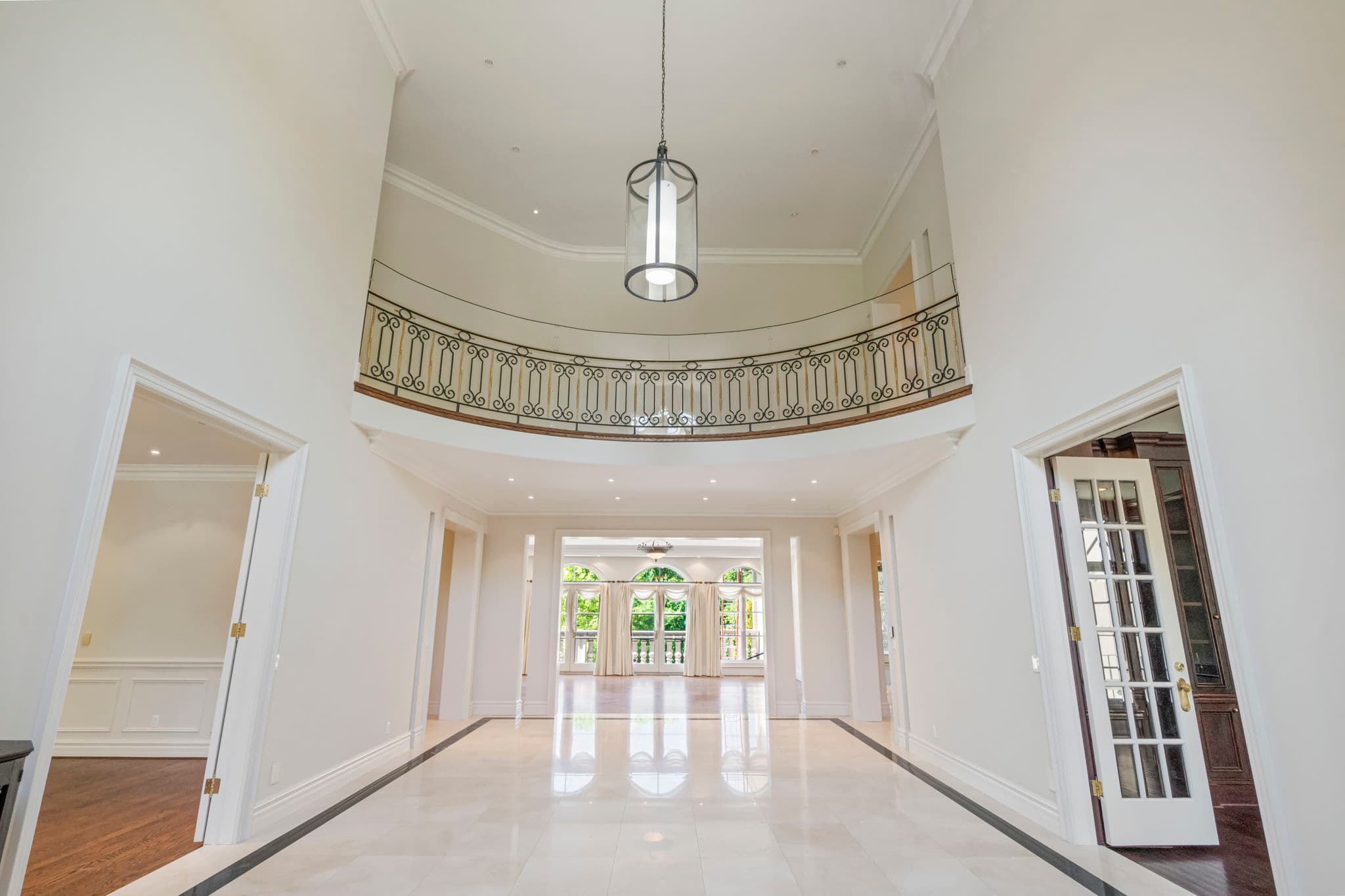 16 Park Ln Cir Toronto, ON M3B 1Z7
