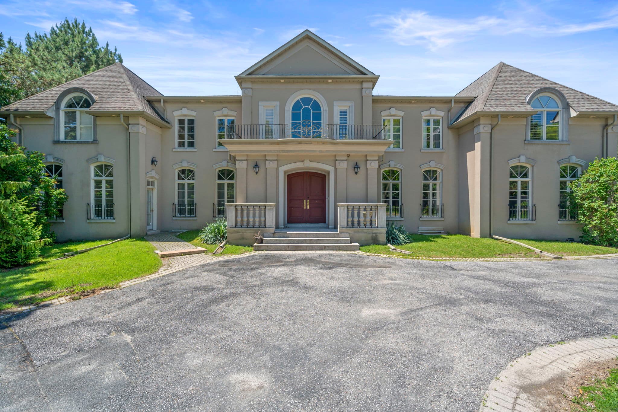 16 Park Ln Cir Toronto, ON M3B 1Z7