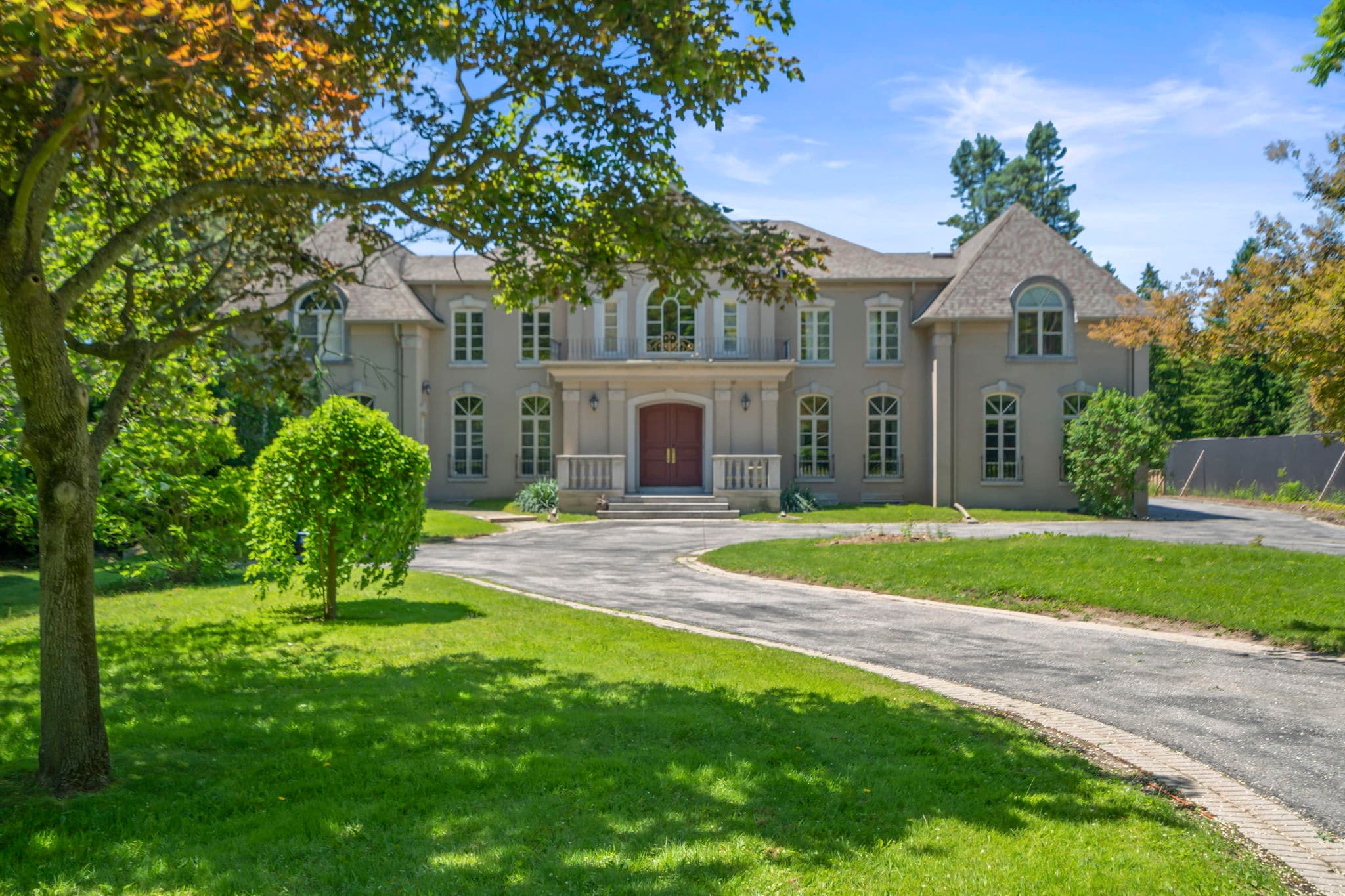 16 Park Ln Cir Toronto, ON M3B 1Z7