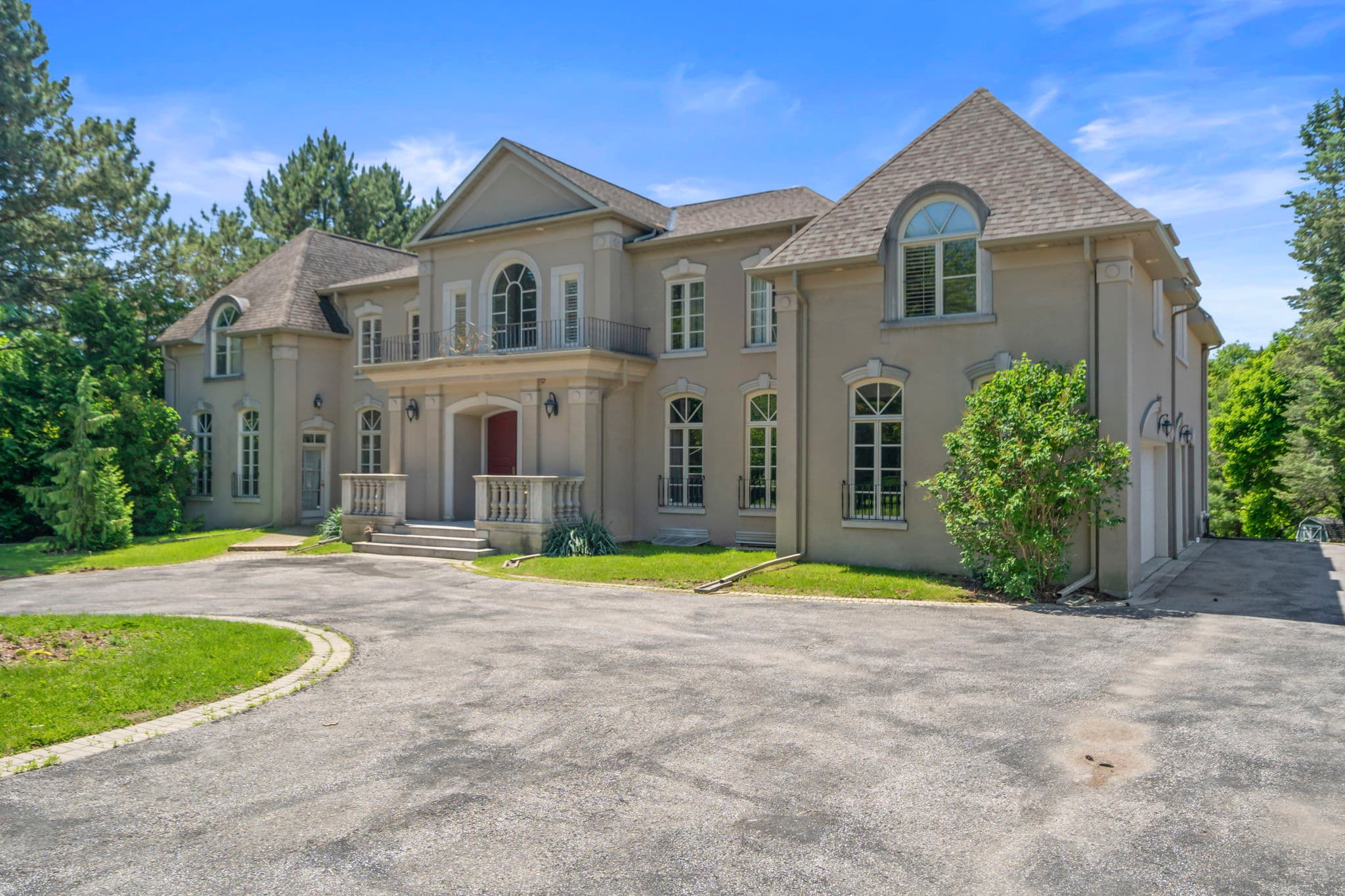 16 Park Ln Cir Toronto, ON M3B 1Z7