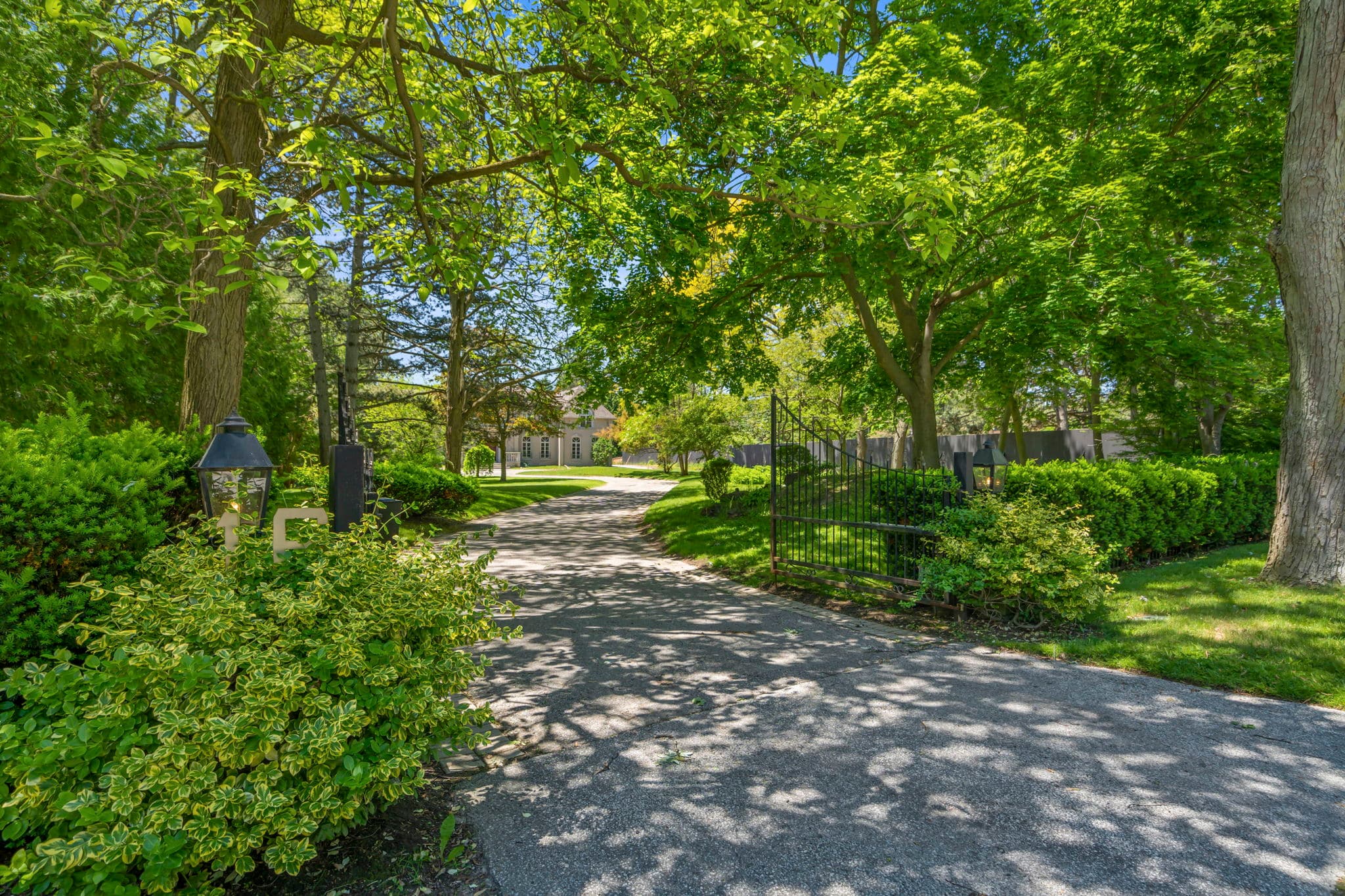 16 Park Ln Cir Toronto, ON M3B 1Z7
