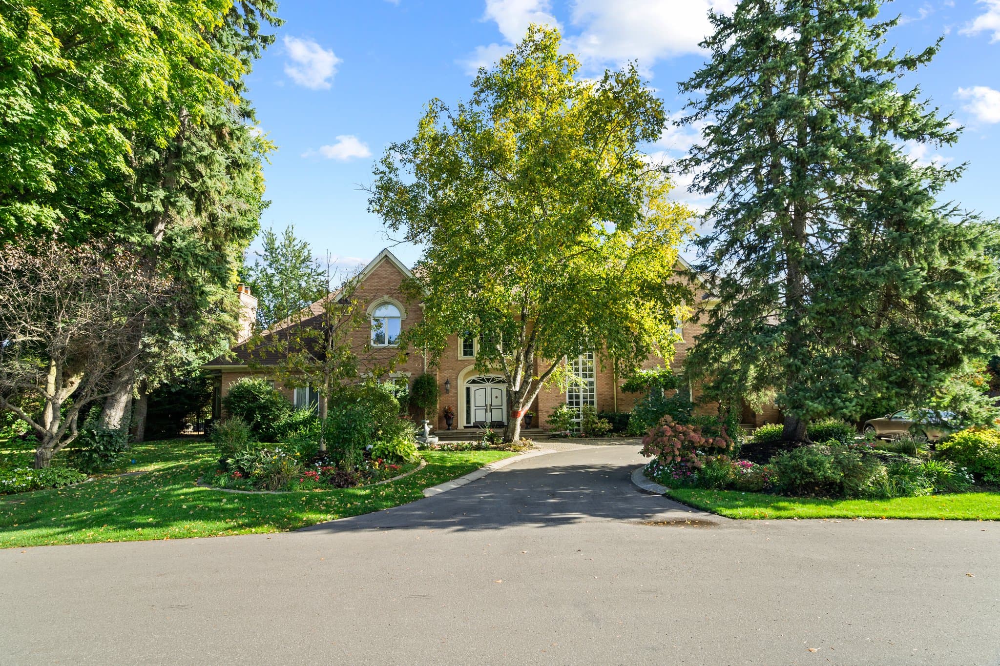 16 Seinecliffe Rd Markham, ON L3T 1K4