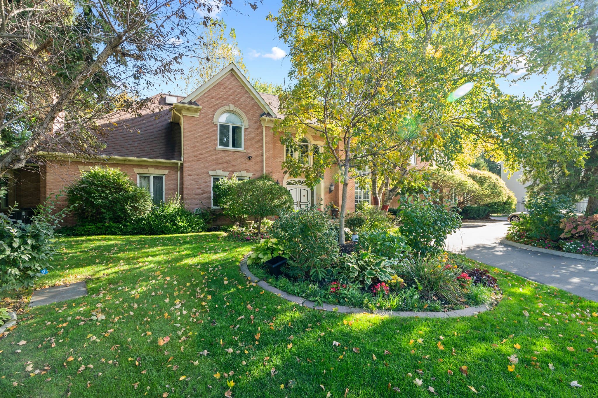 16 Seinecliffe Rd Markham, ON L3T 1K4