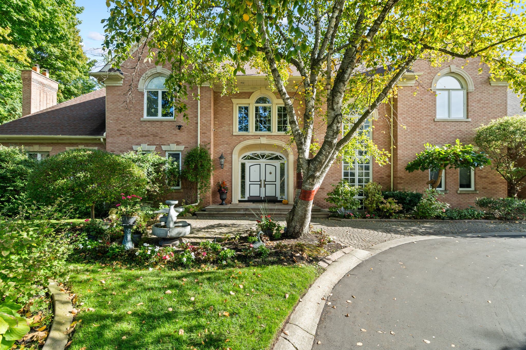 16 Seinecliffe Rd Markham, ON L3T 1K4