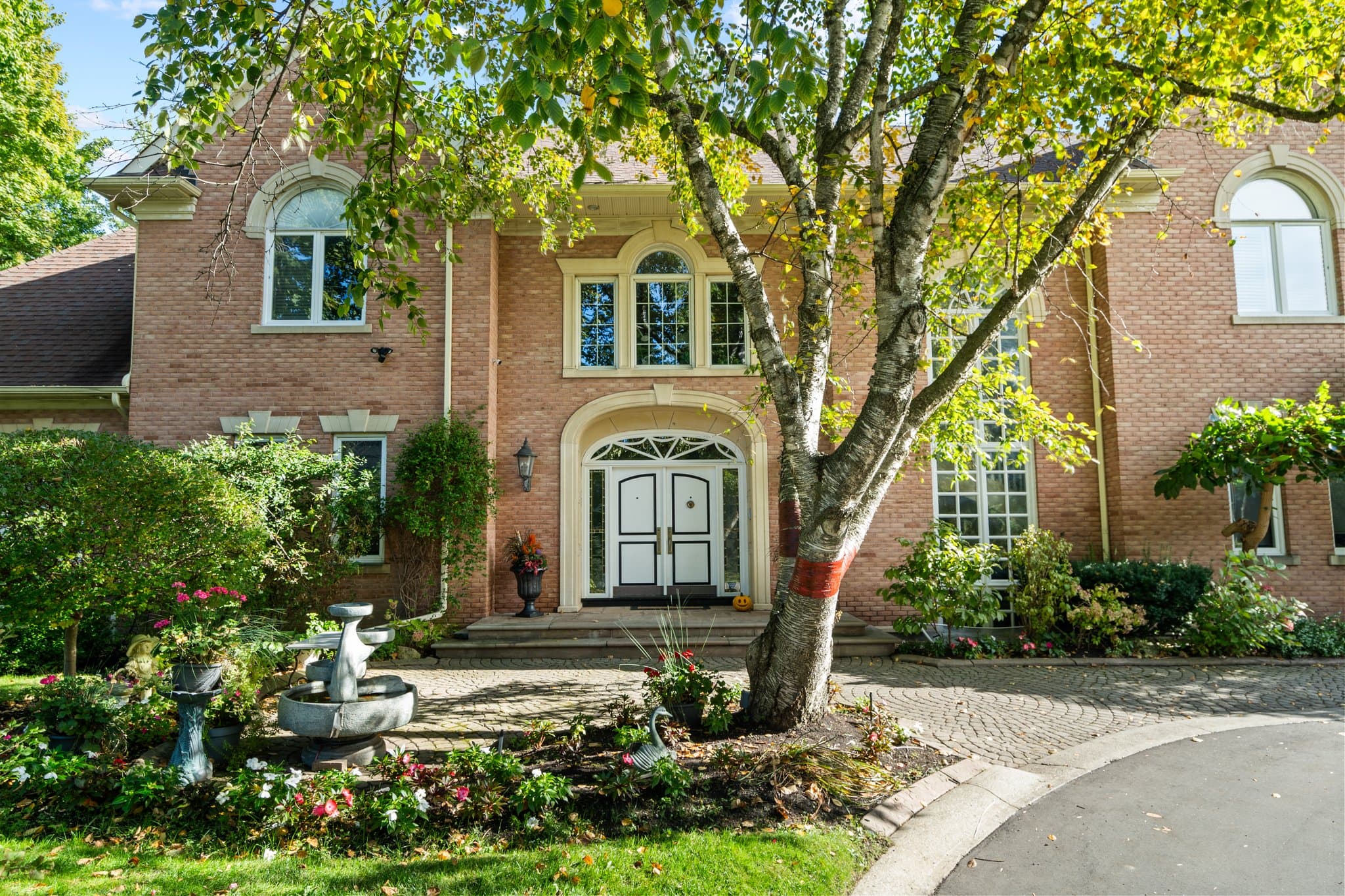 16 Seinecliffe Rd Markham, ON L3T 1K4