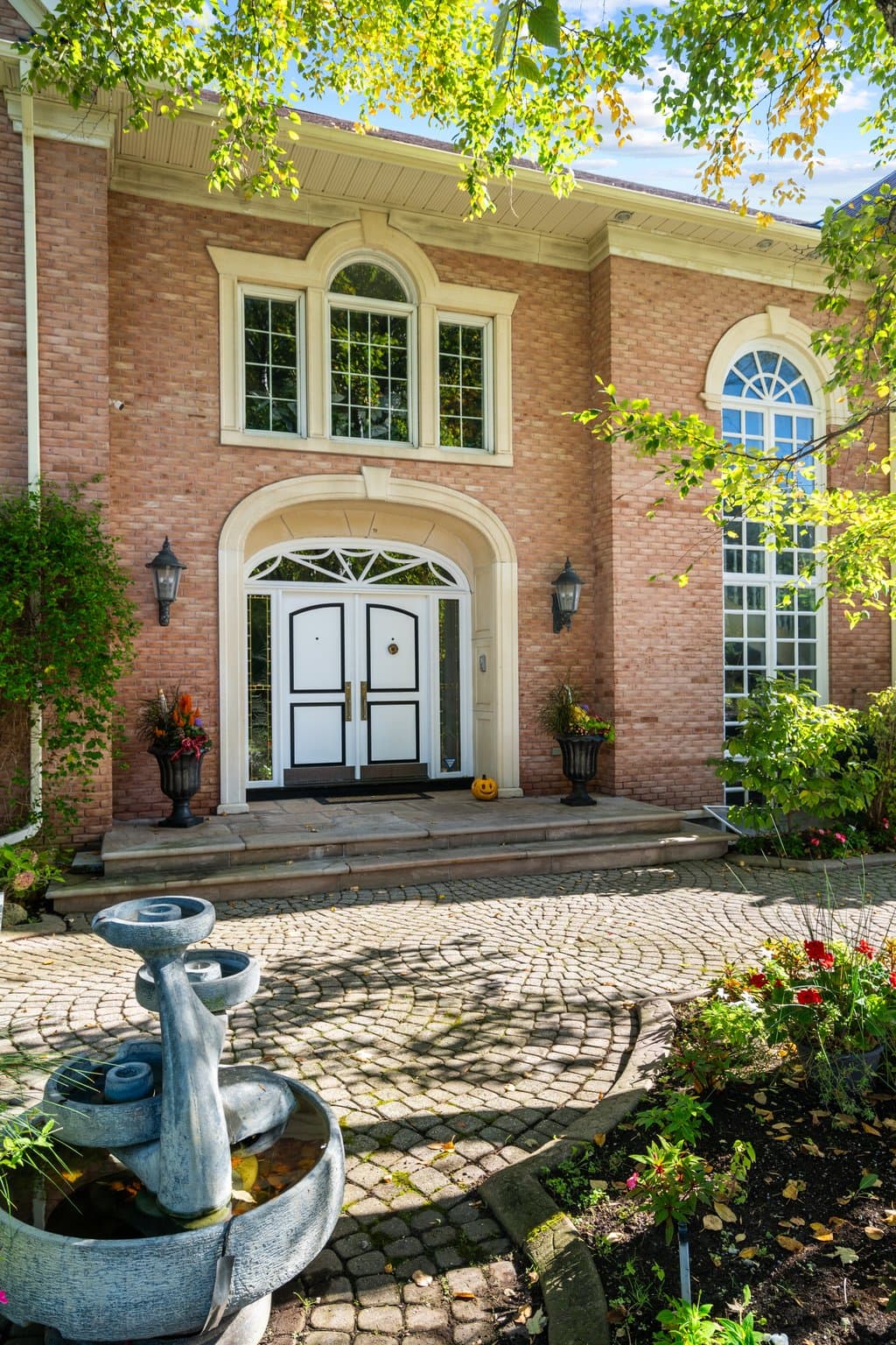 16 Seinecliffe Rd Markham, ON L3T 1K4