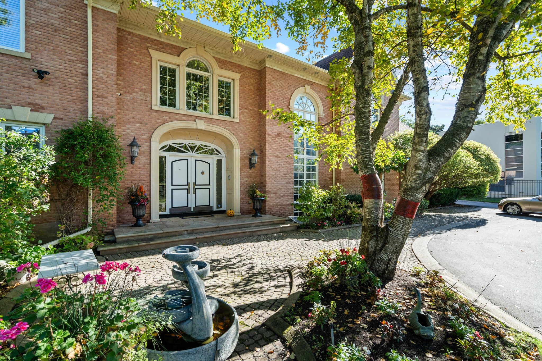 16 Seinecliffe Rd Markham, ON L3T 1K4