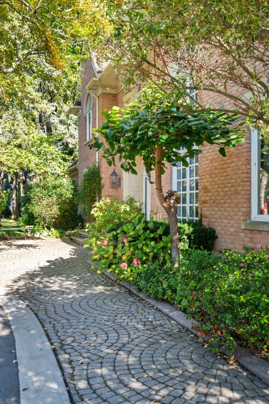 16 Seinecliffe Rd Markham, ON L3T 1K4