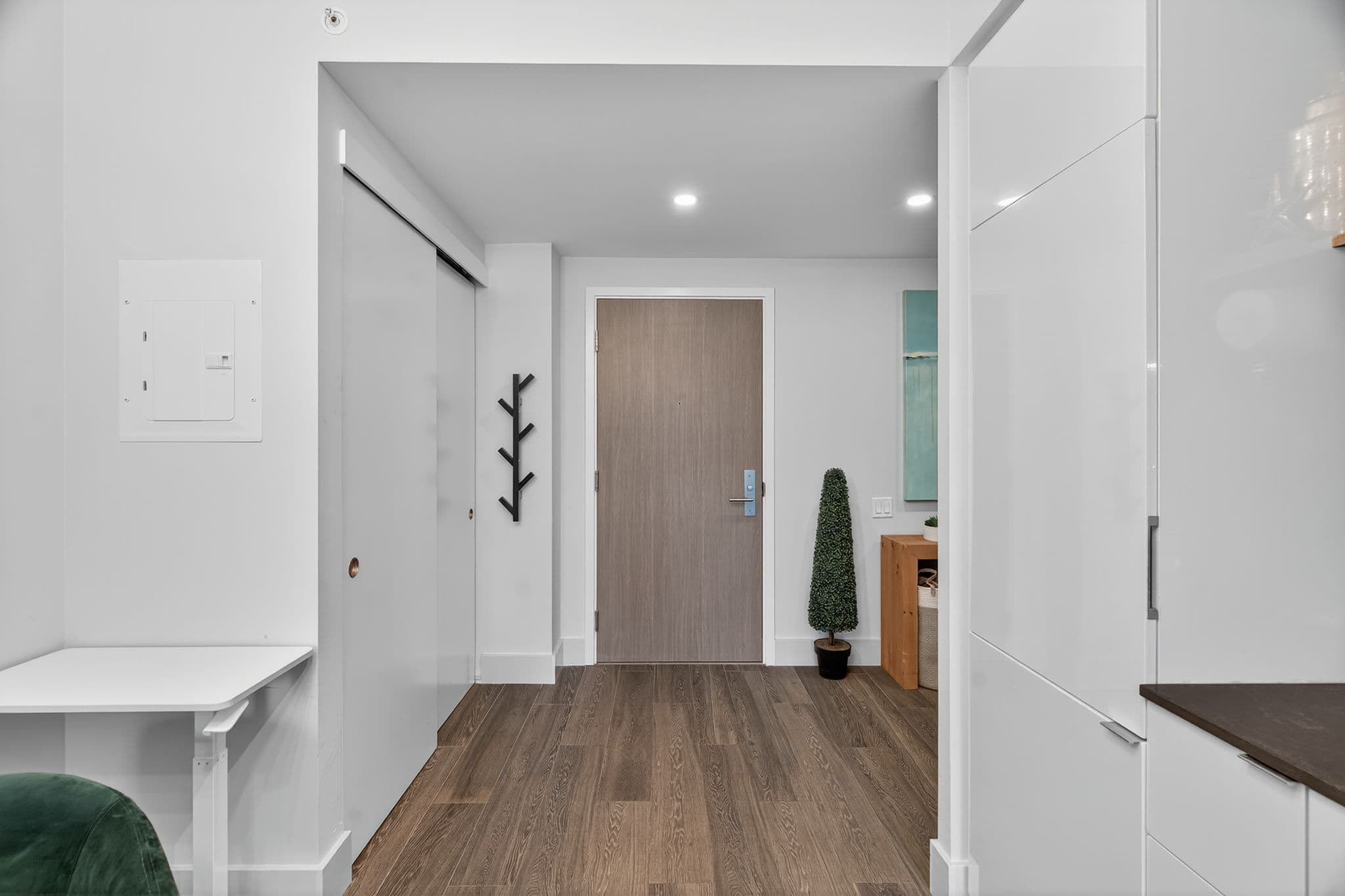 161 Roehampton Ave Unit 702 Toronto, ON M4P 0C8