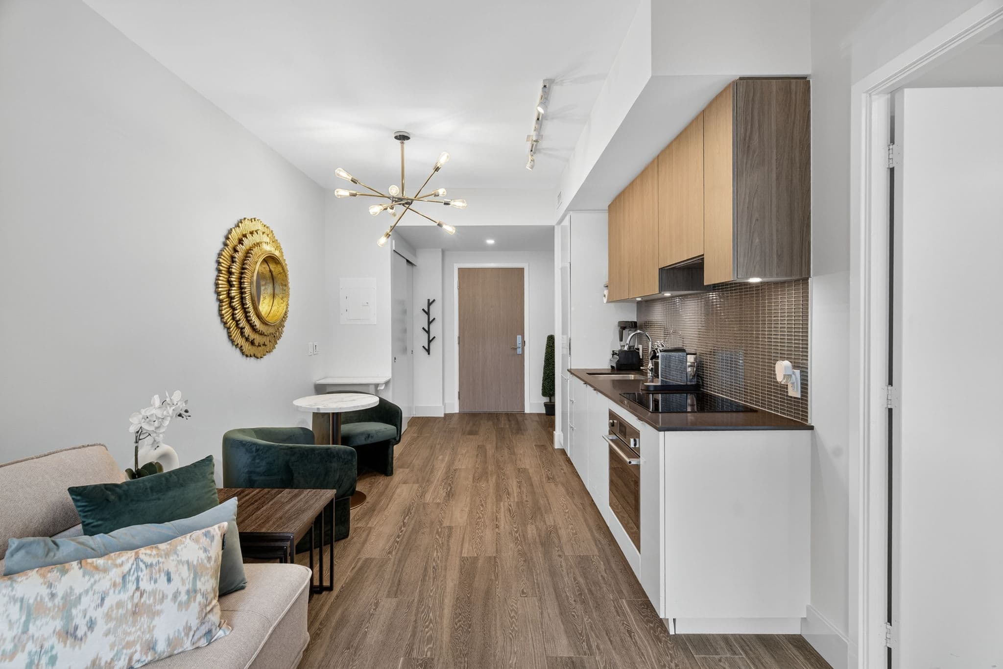 161 Roehampton Ave Unit 702 Toronto, ON M4P 0C8