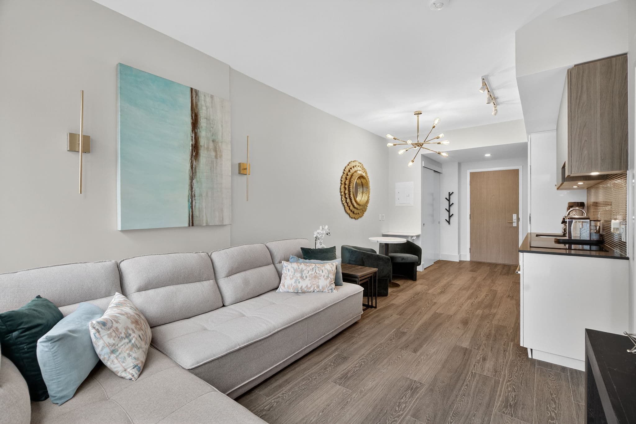 161 Roehampton Ave Unit 702 Toronto, ON M4P 0C8