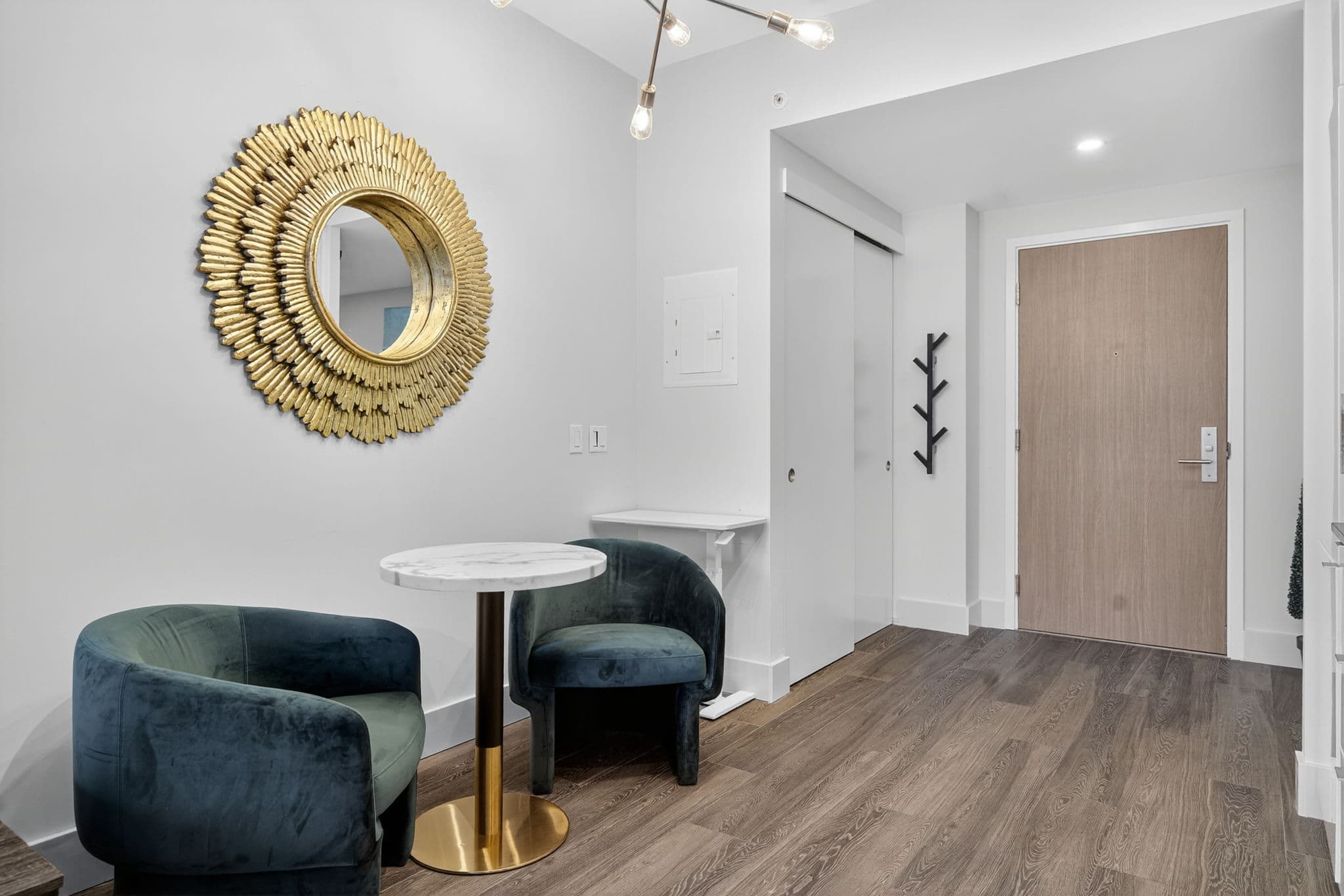 161 Roehampton Ave Unit 702 Toronto, ON M4P 0C8