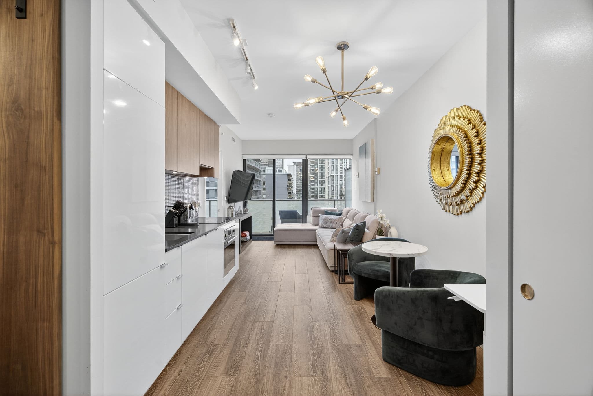 161 Roehampton Ave Unit 702 Toronto, ON M4P 0C8