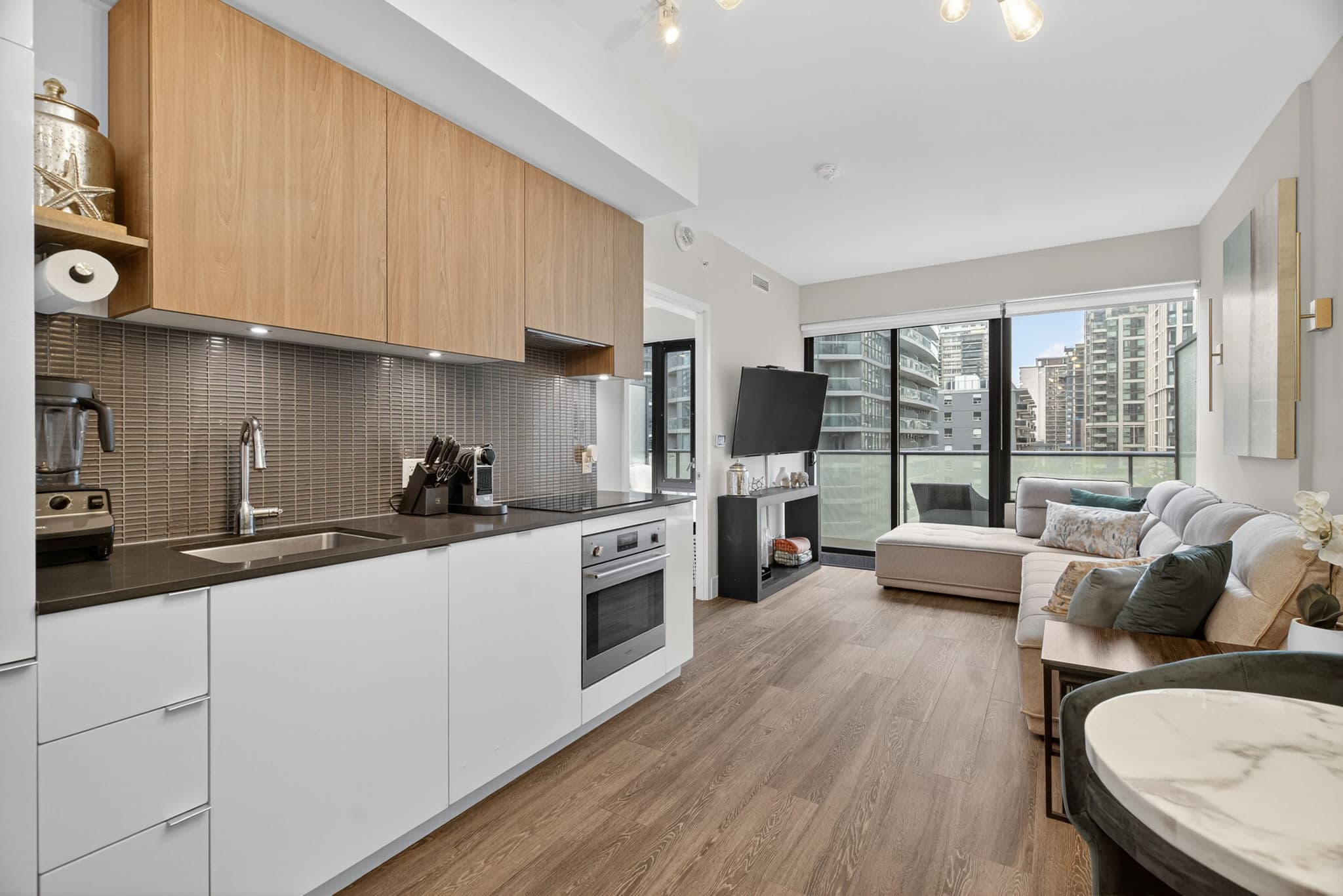 161 Roehampton Ave Unit 702 Toronto, ON M4P 0C8