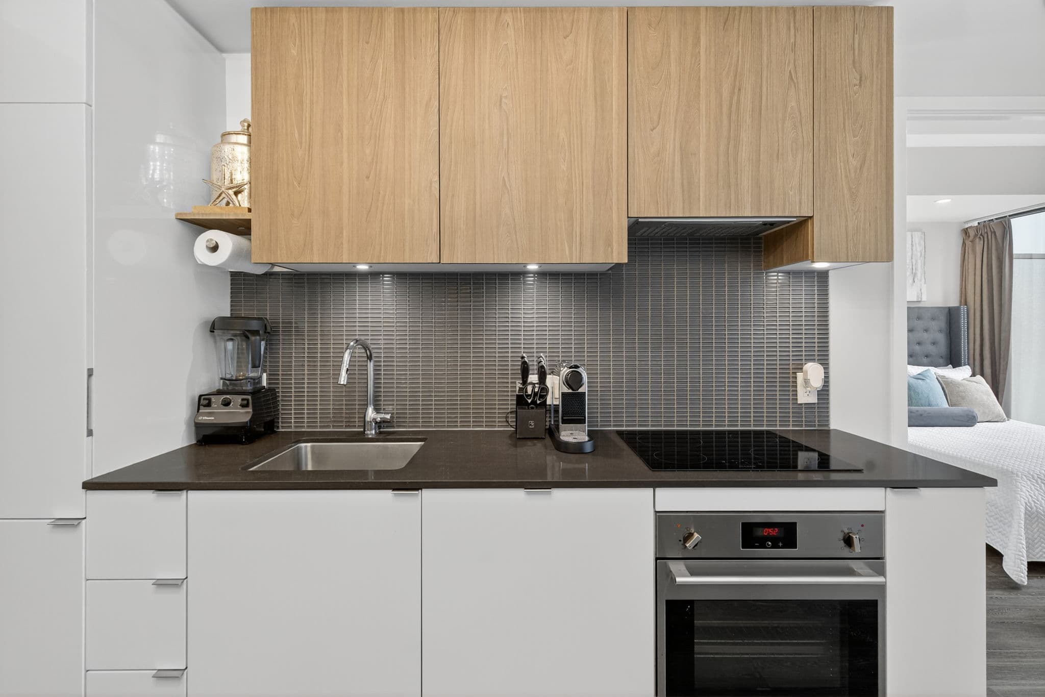 161 Roehampton Ave Unit 702 Toronto, ON M4P 0C8