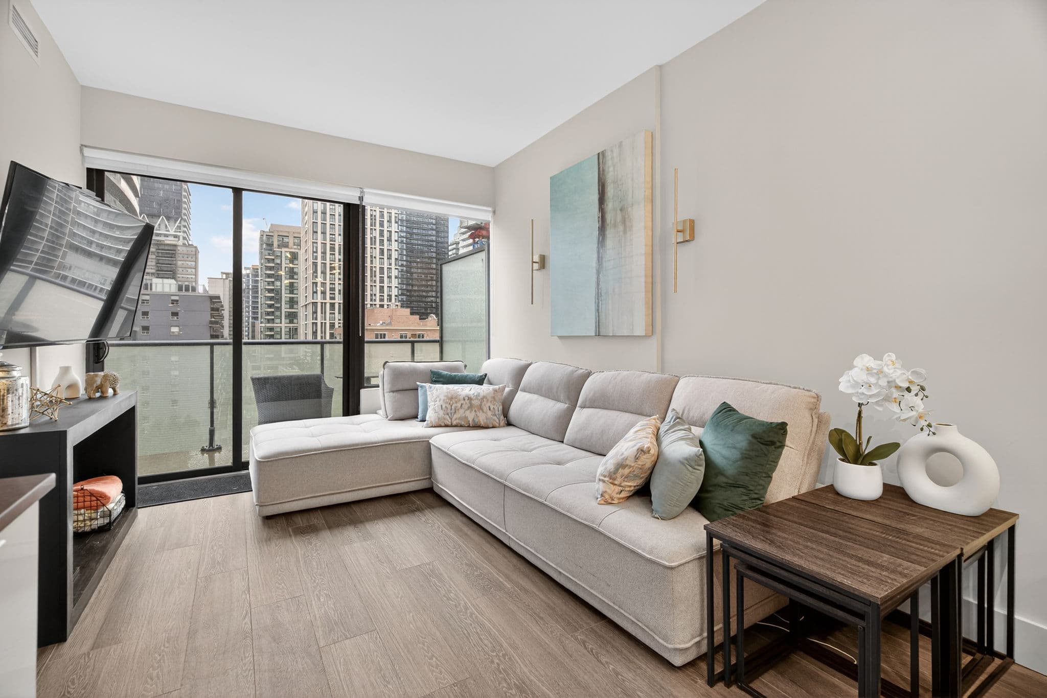 161 Roehampton Ave Unit 702 Toronto, ON M4P 0C8