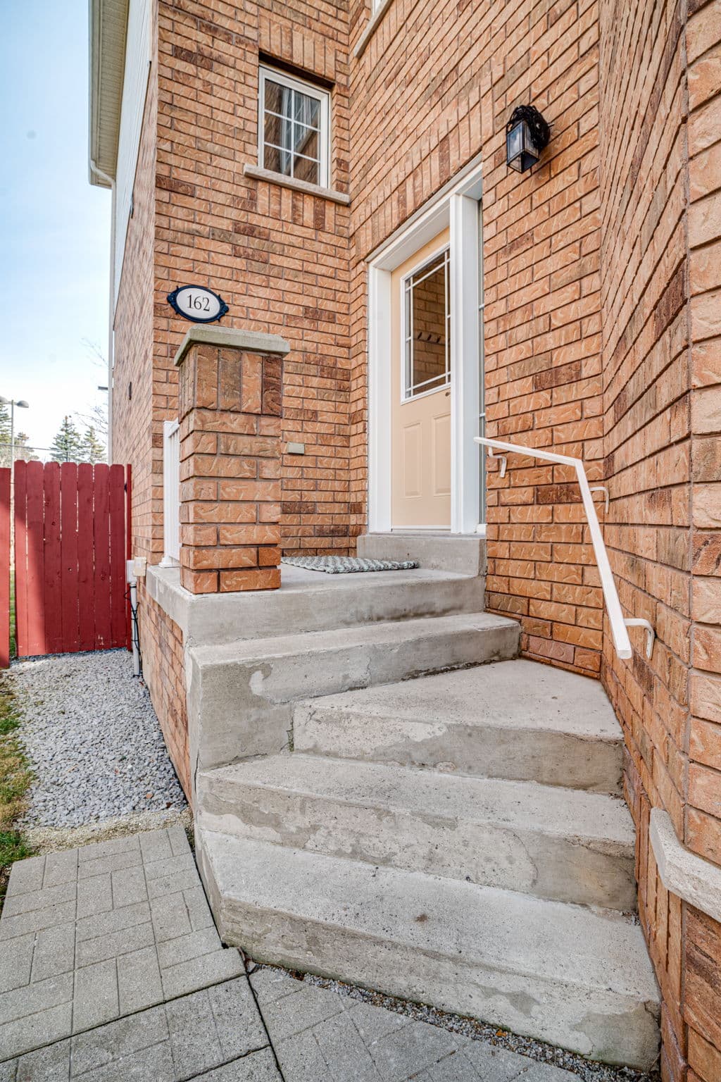 162 Millcliff Cir Aurora, ON L4G 7N8