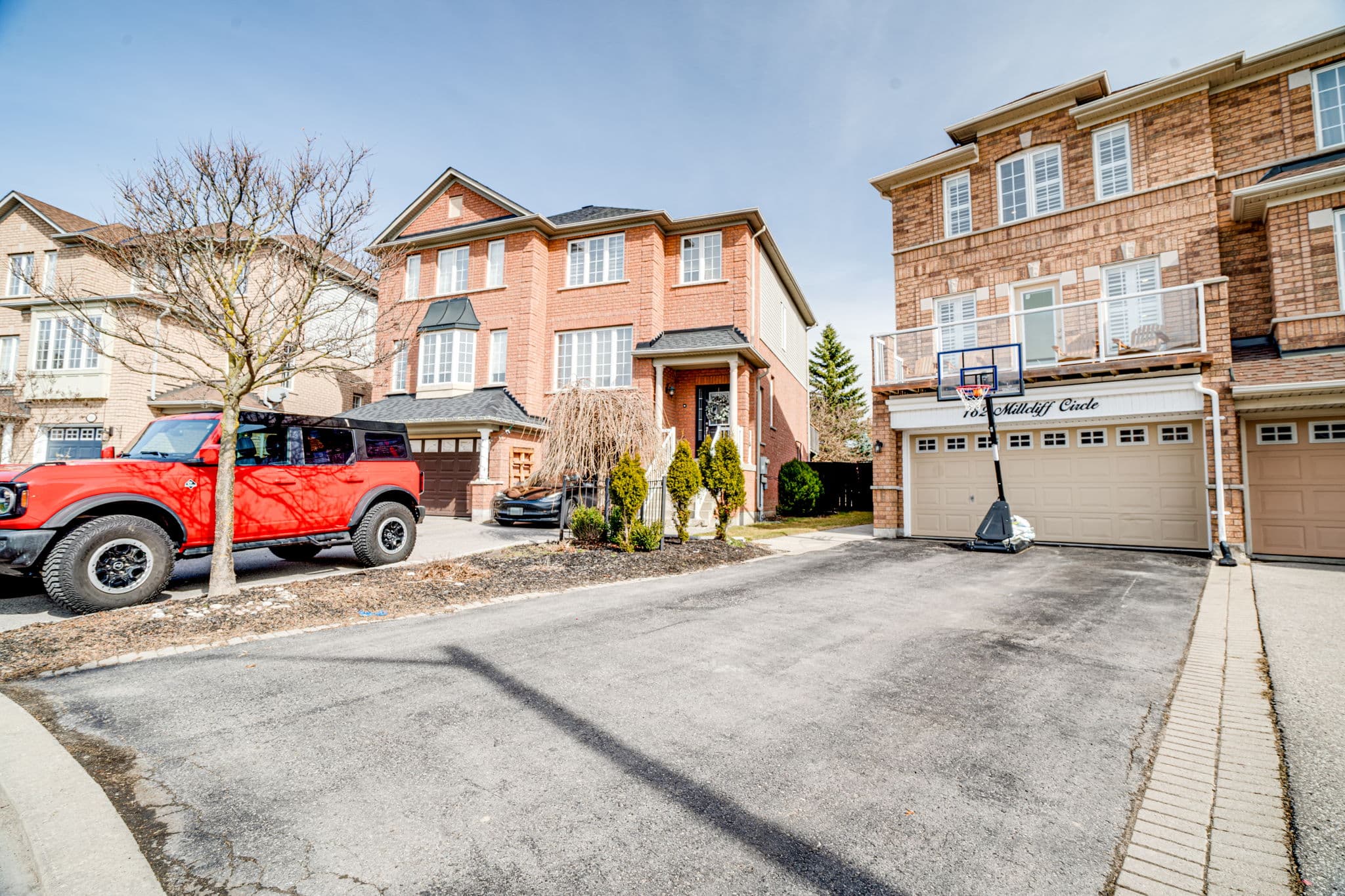 162 Millcliff Cir Aurora, ON L4G 7N8