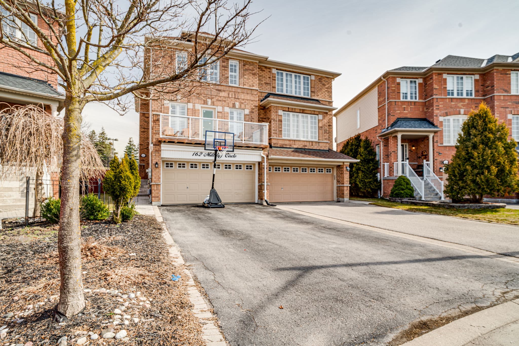 162 Millcliff Cir Aurora, ON L4G 7N8