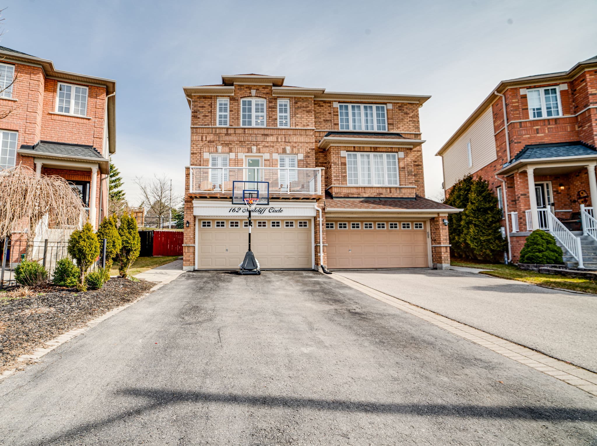 162 Millcliff Cir Aurora, ON L4G 7N8