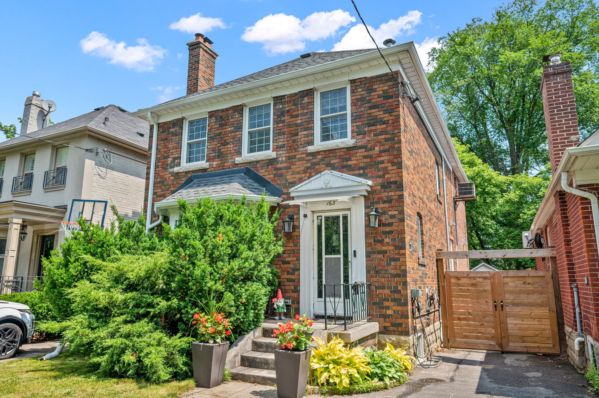 163 Rumsey Rd Toronto, ON M4G 1P4