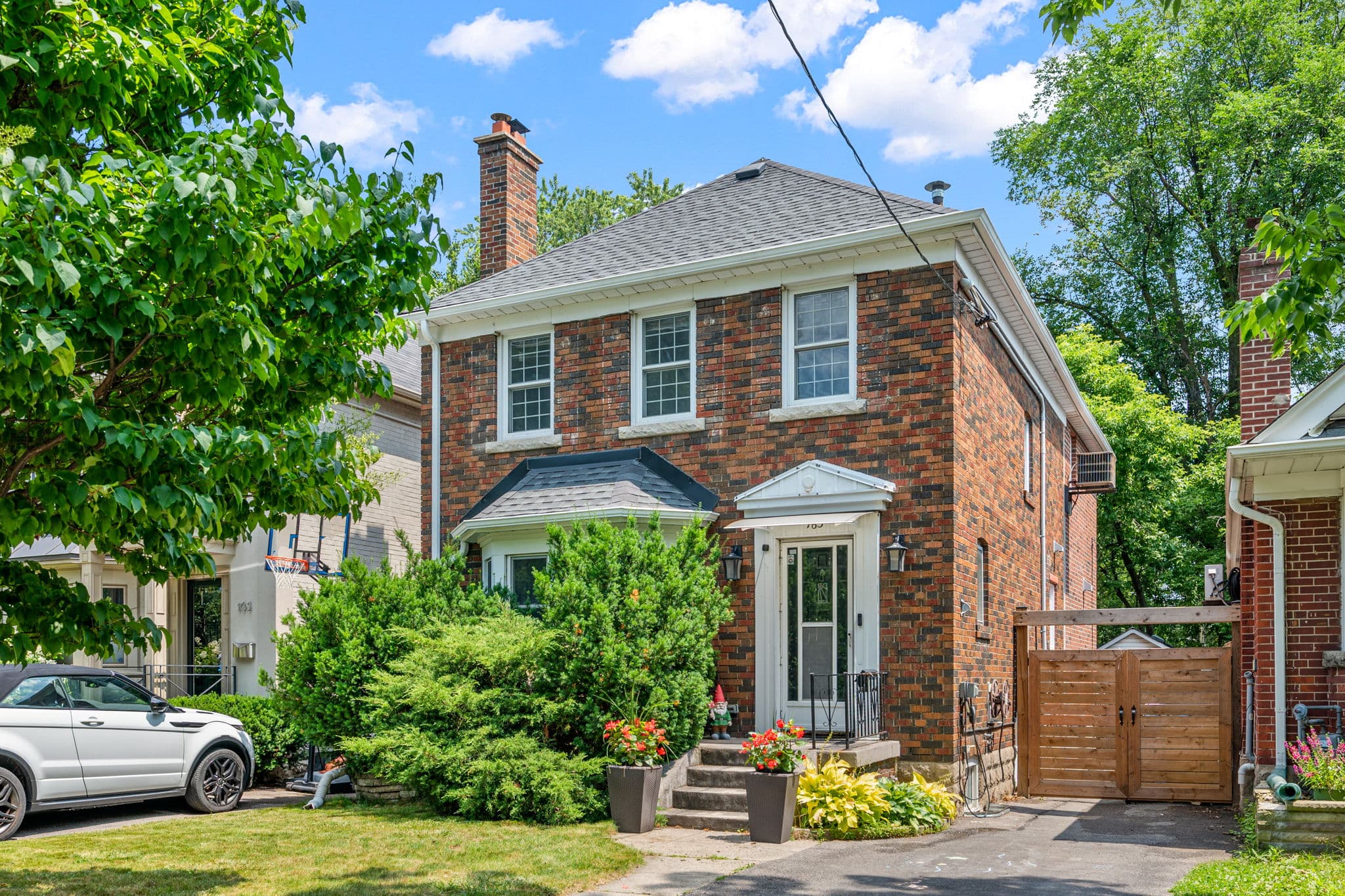 163 Rumsey Rd Toronto, ON M4G 1P4