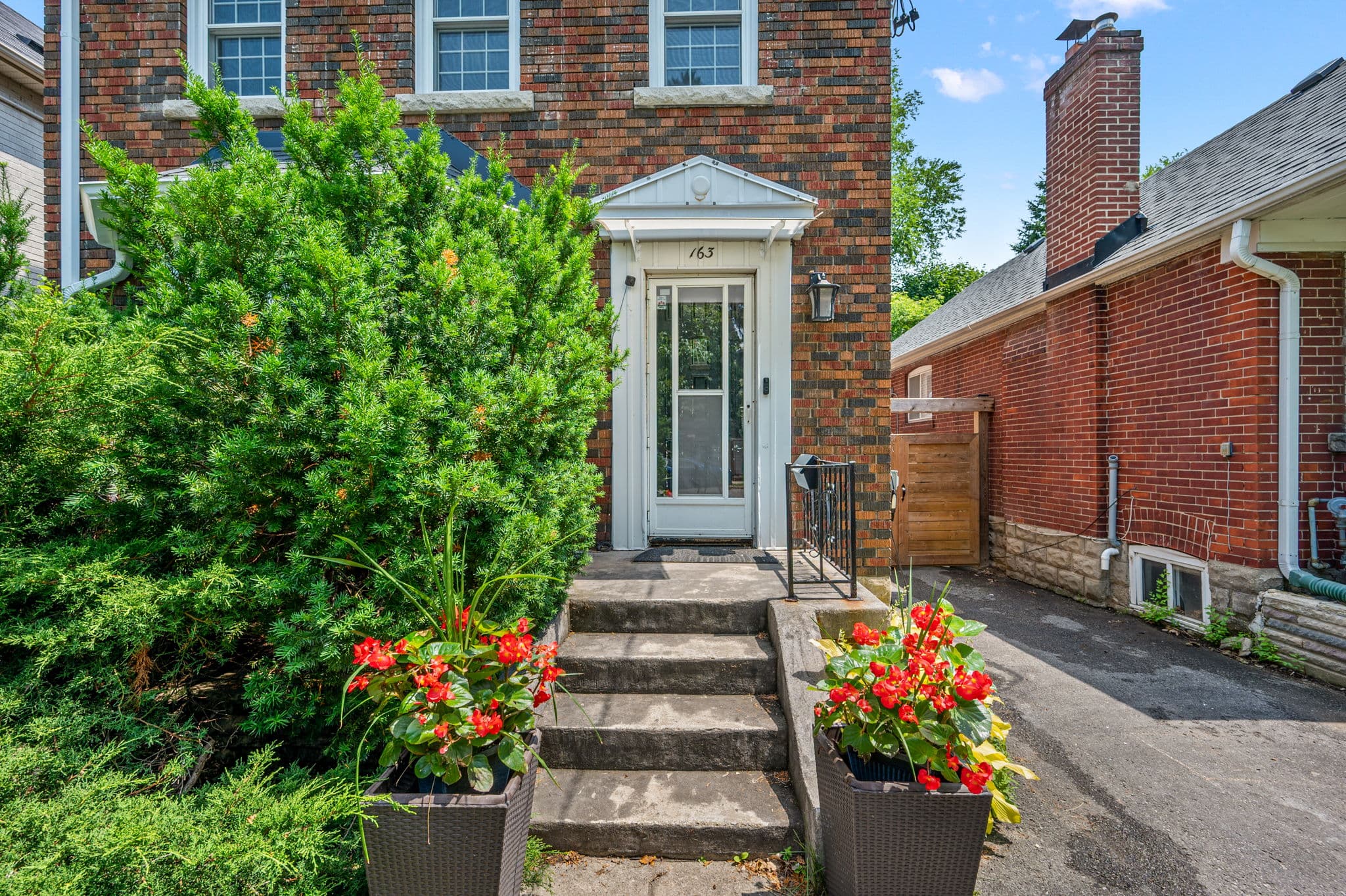 163 Rumsey Rd Toronto, ON M4G 1P4