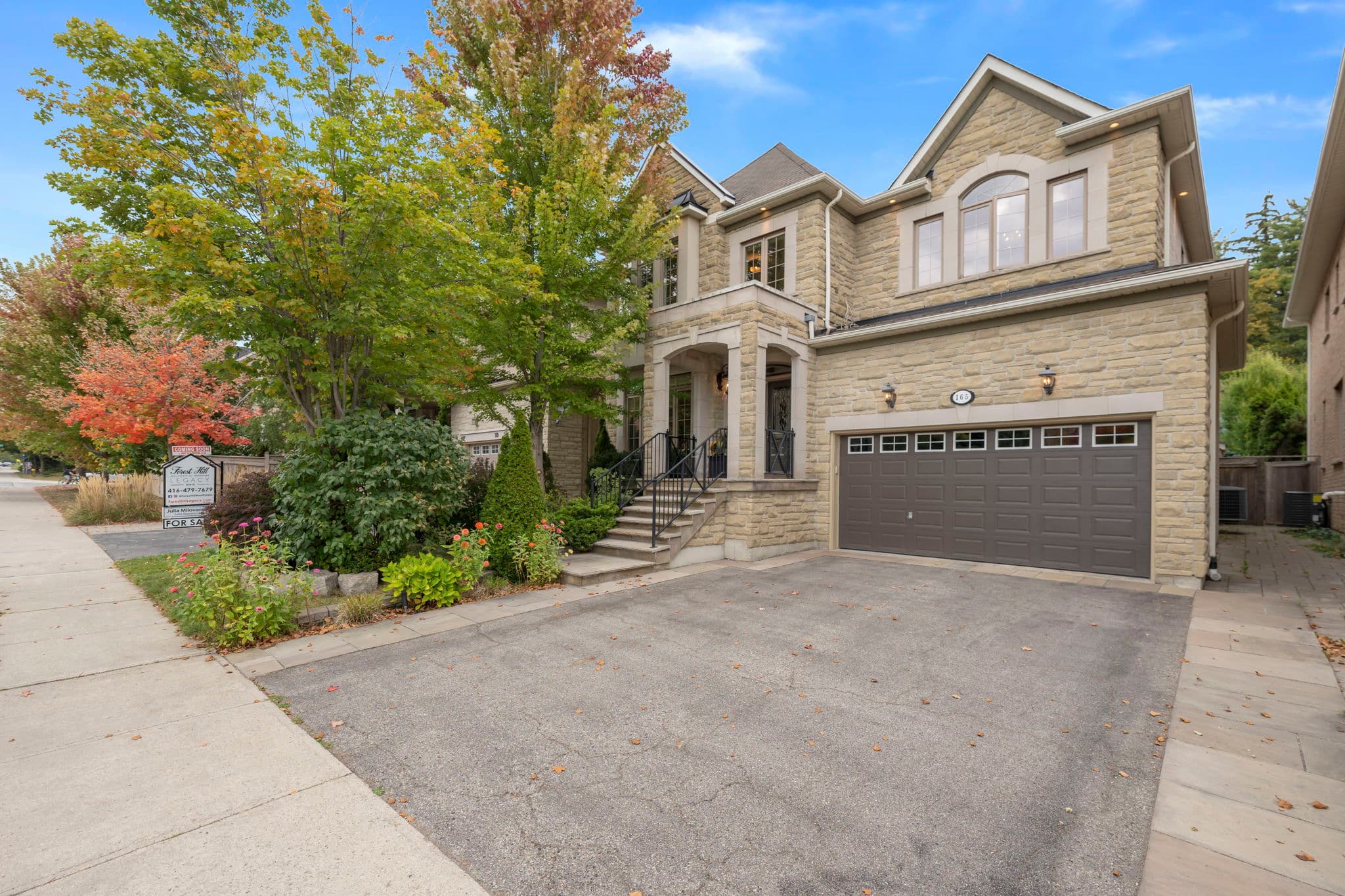 165 Thornhill Woods Dr Vaughan, ON L4J 8R7